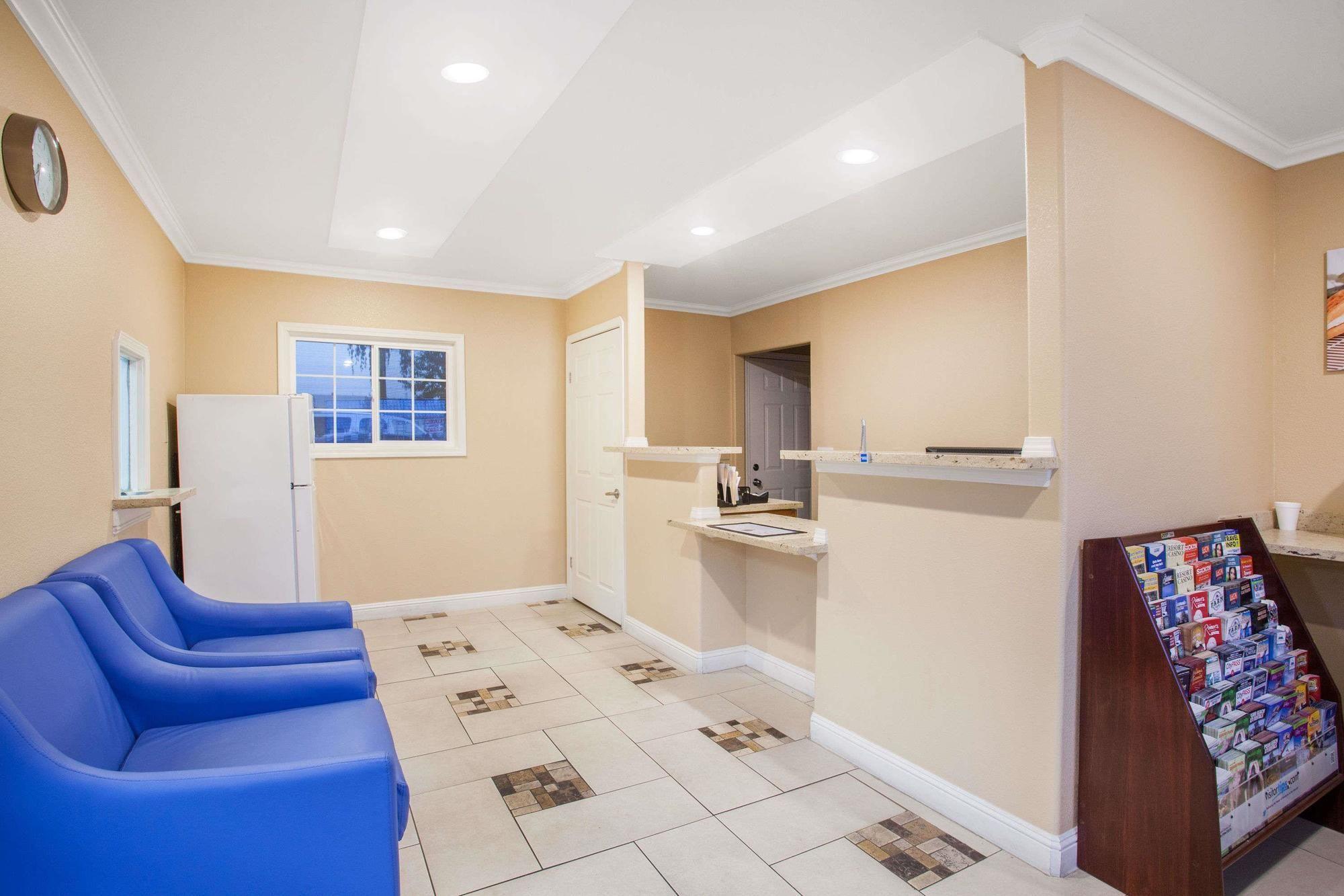 Vista Lobby Travelodge by Wyndham Fresno Yosemite Area