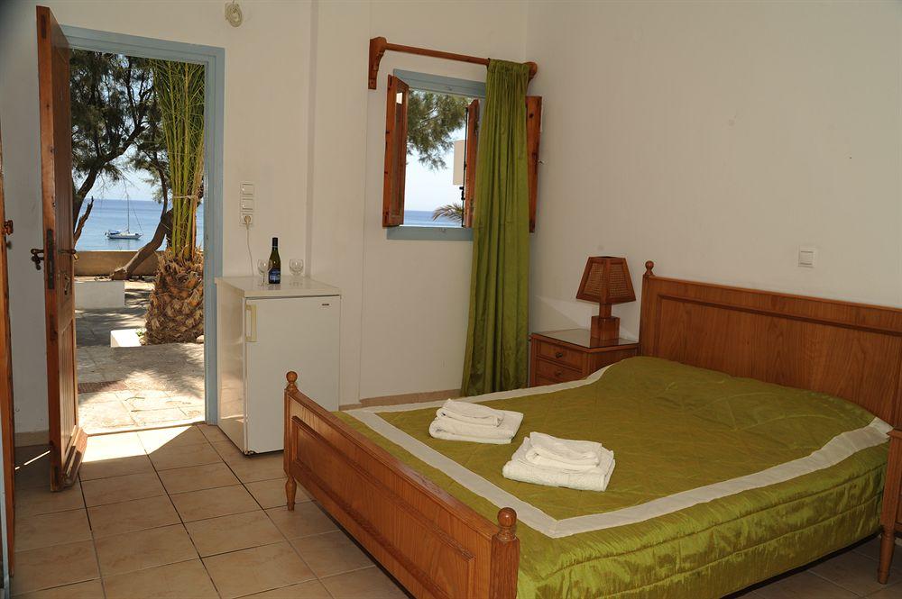 Guest room Akrotiri Hotel