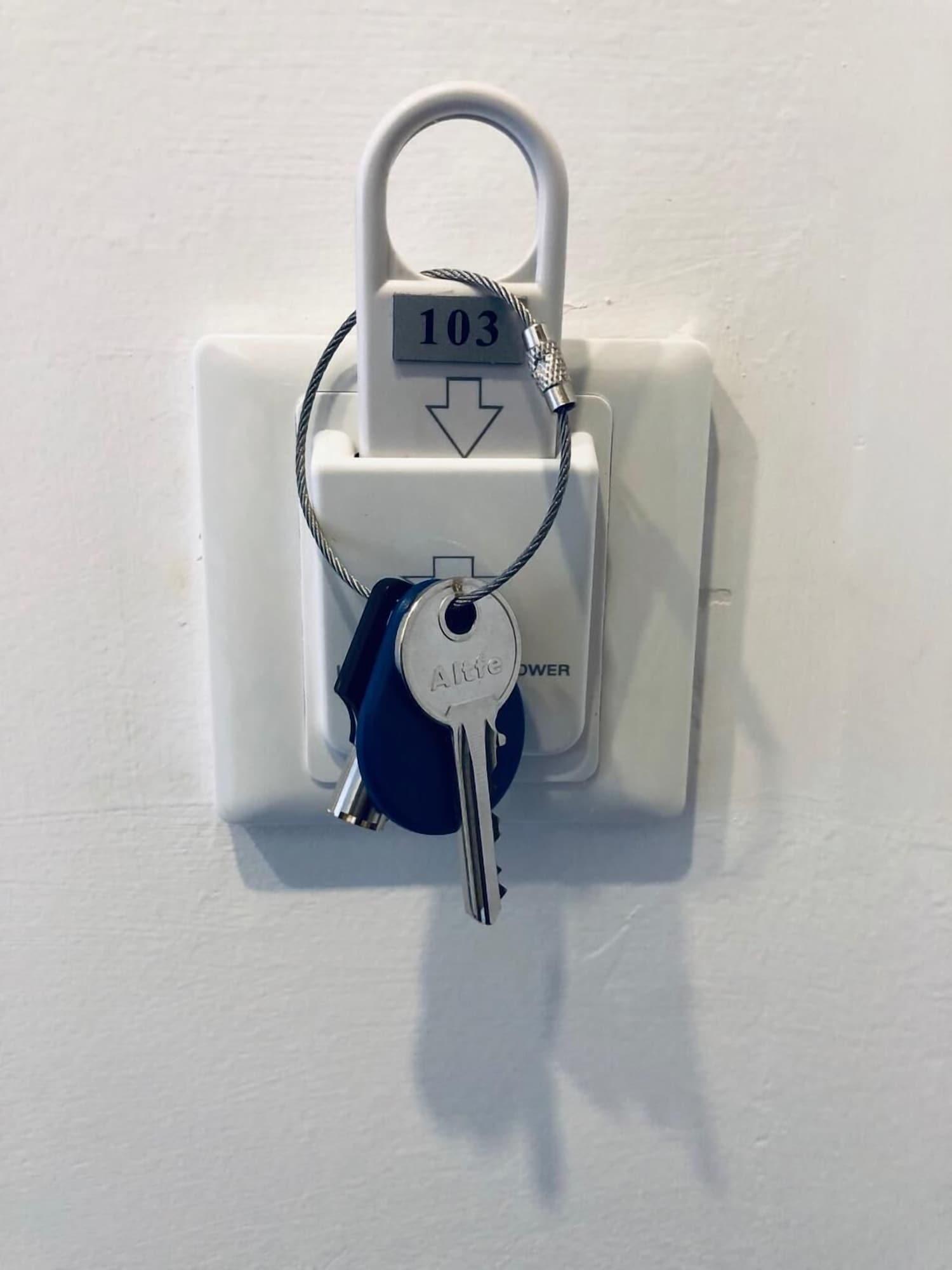 Vista Lobby White 11