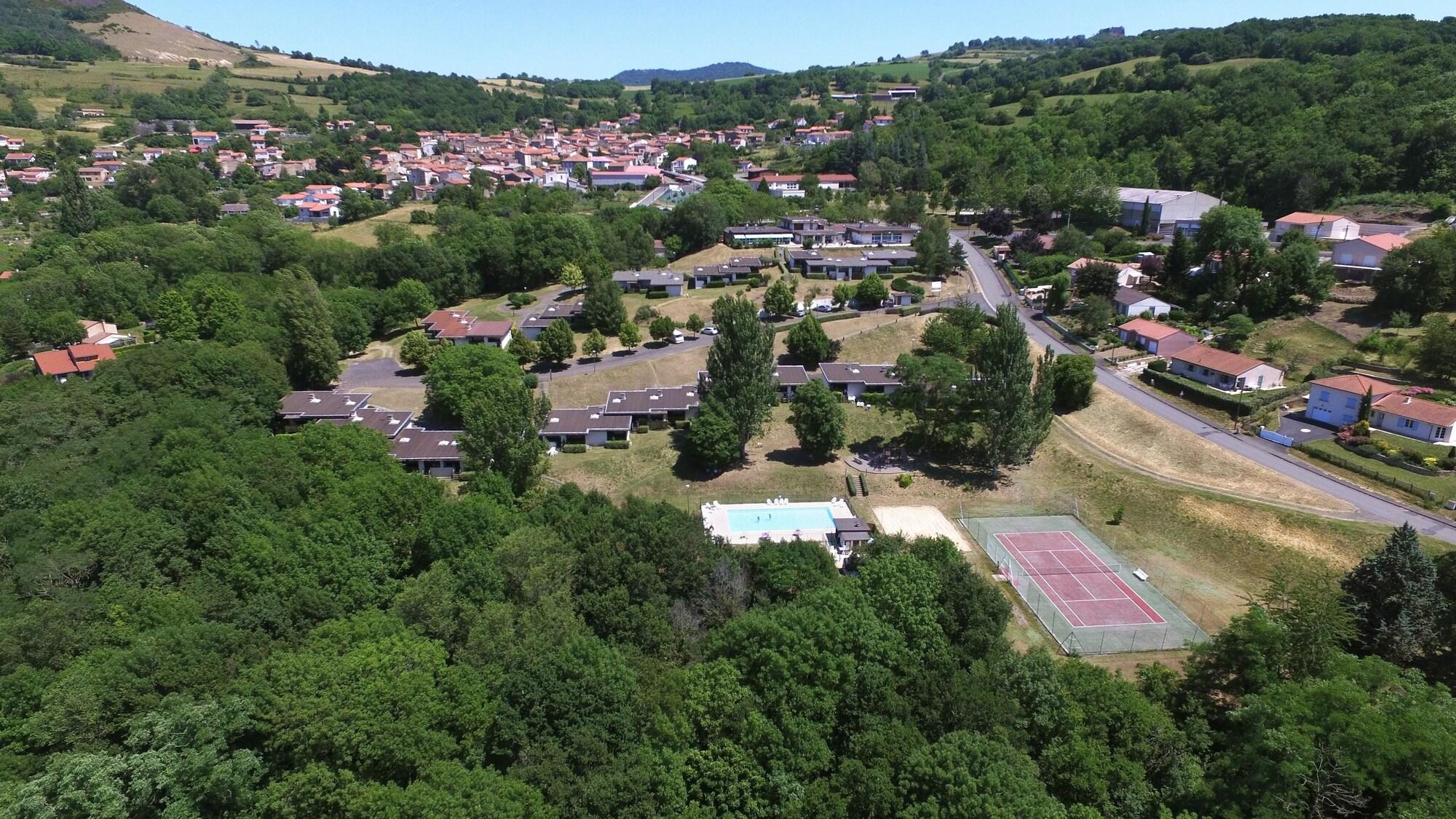 Vista Exterior VVF Montpeyroux Auvergne, Parent