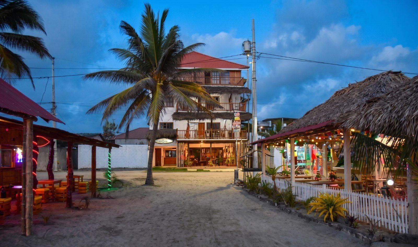 Varios Cocoa Beachfront Inn