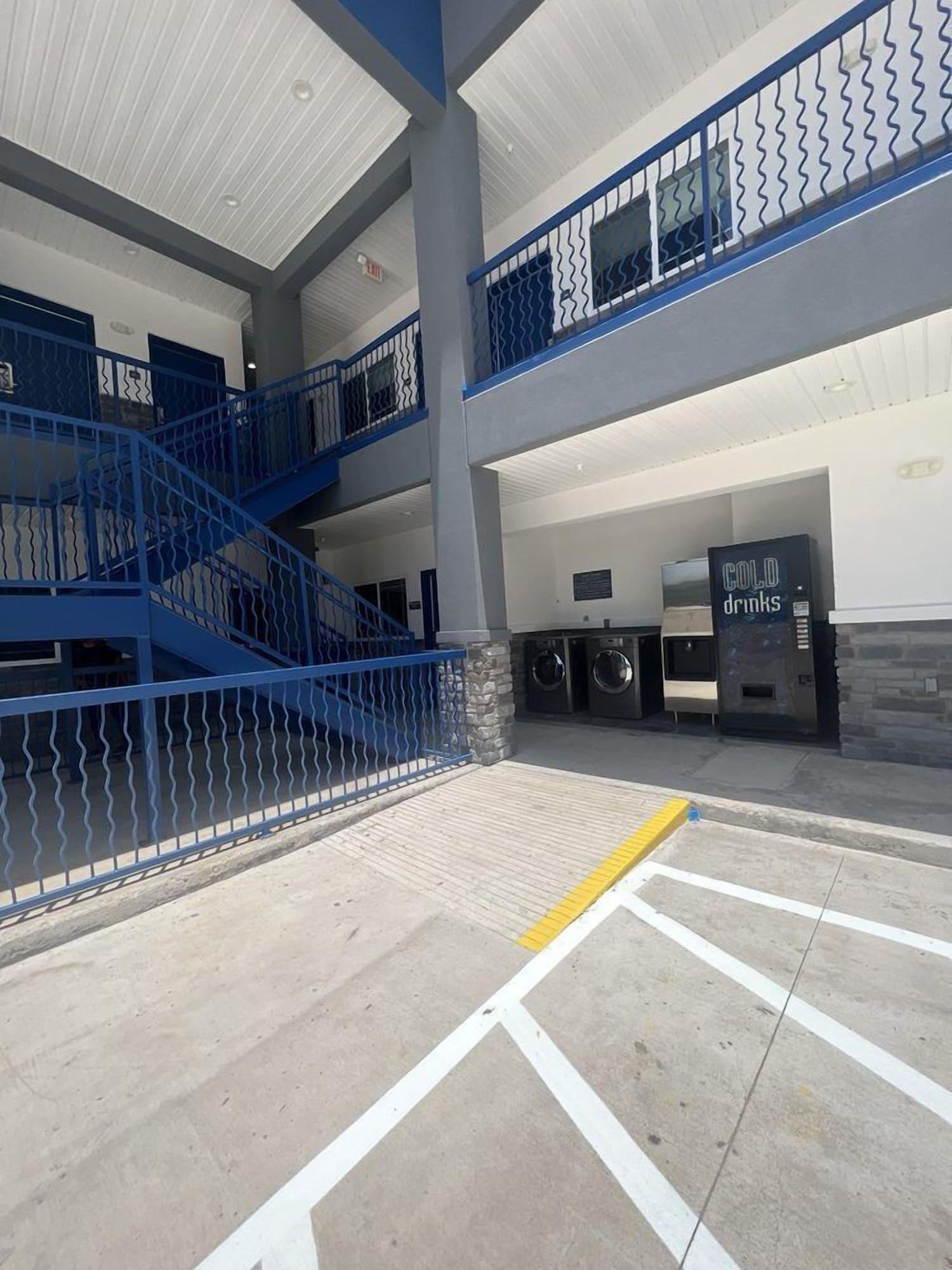 Vista Exterior Elite Inn & Suites