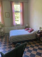 Alojamiento - Nestled in a wood, 5 minutes from the E19 and E42 freeways