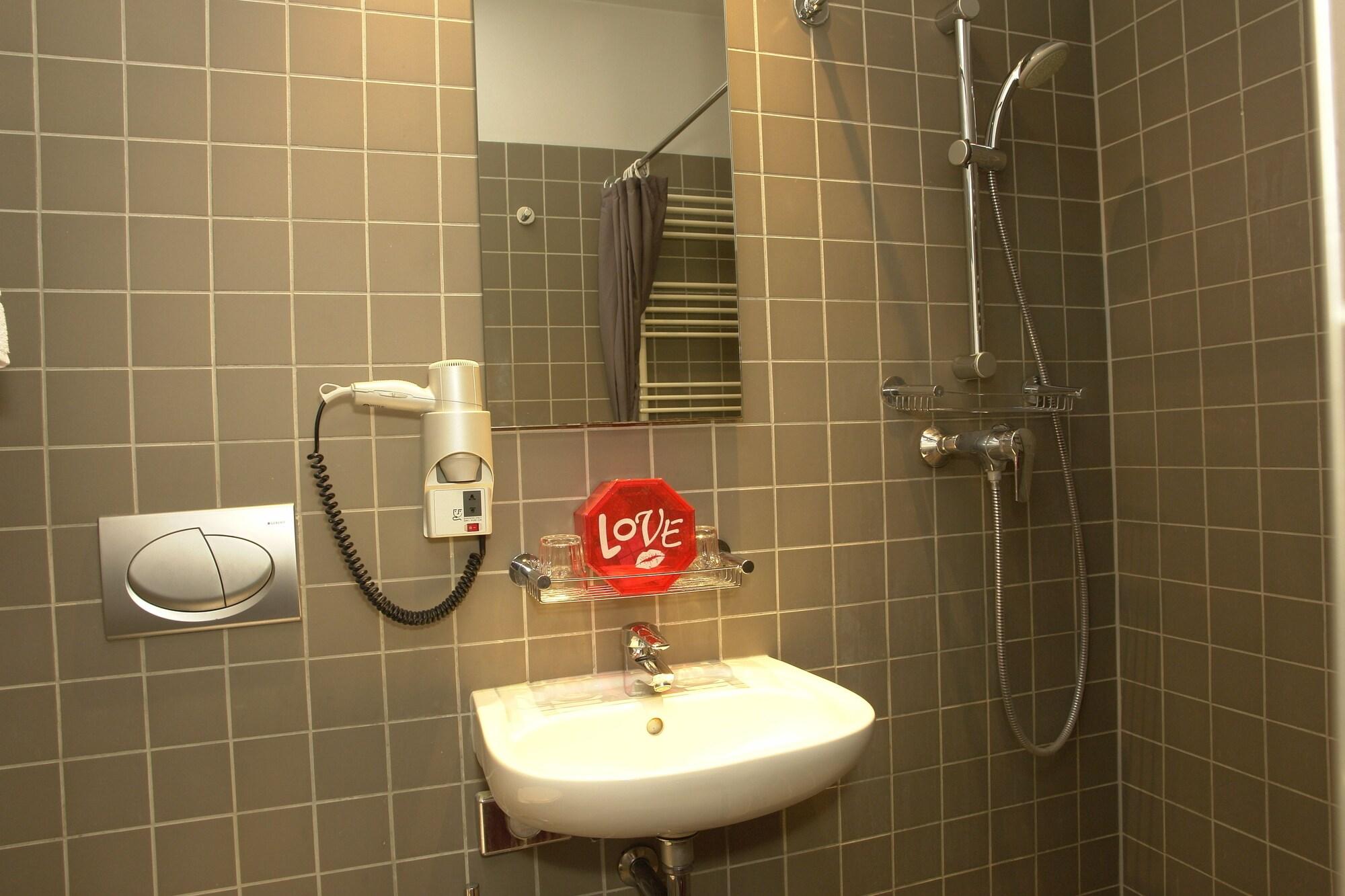 Equipamiento de Habitación Monty Small Design Hotel