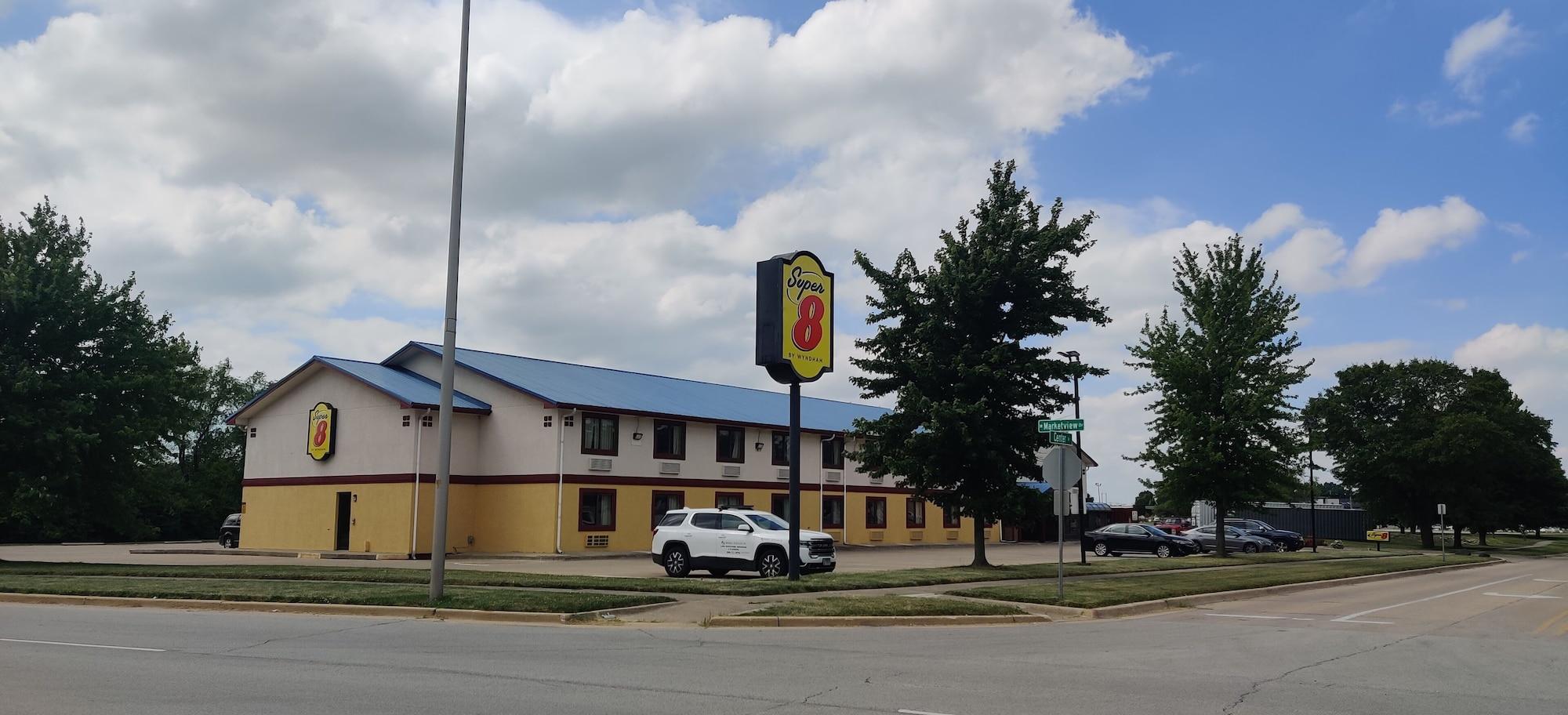 Vista Exterior Super 8 by Wyndham Champaign