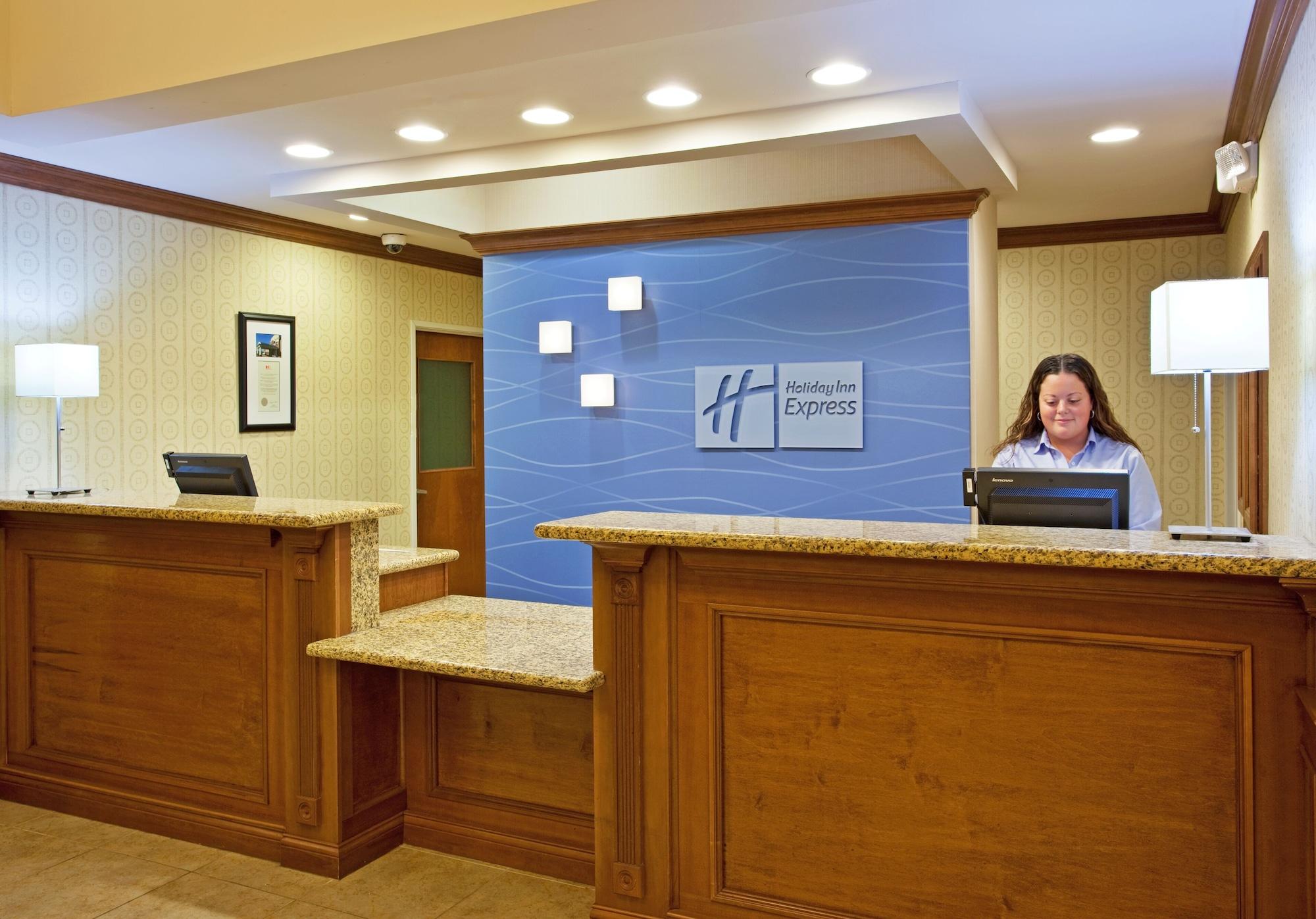 Vista Lobby Holiday Inn Express & Suites Howell by IHG