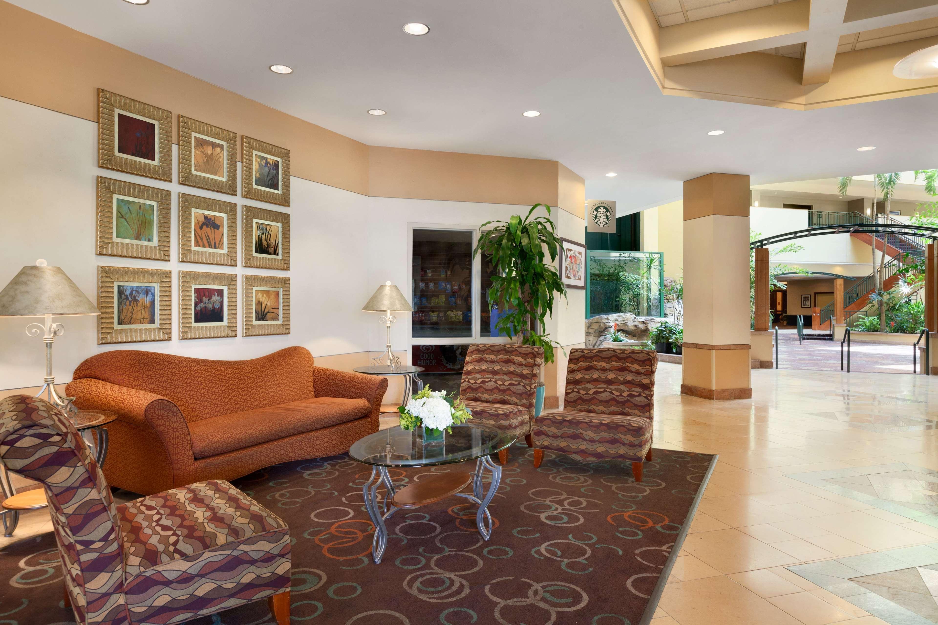 Vista do lobby Embassy Suites by Hilton Tampa USF Near Busch Gardens