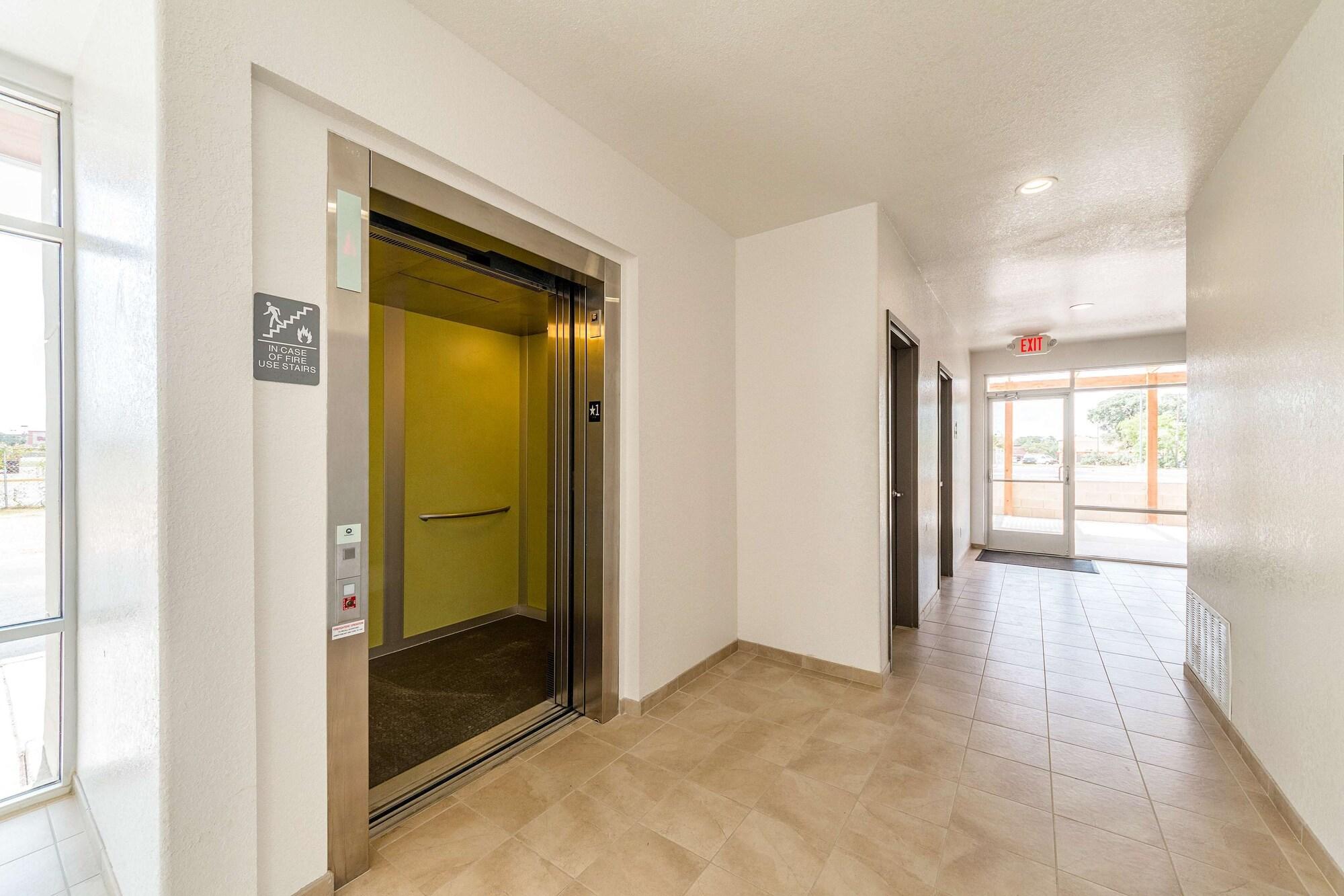 Vista Lobby Studio 6 New Braunfels, TX