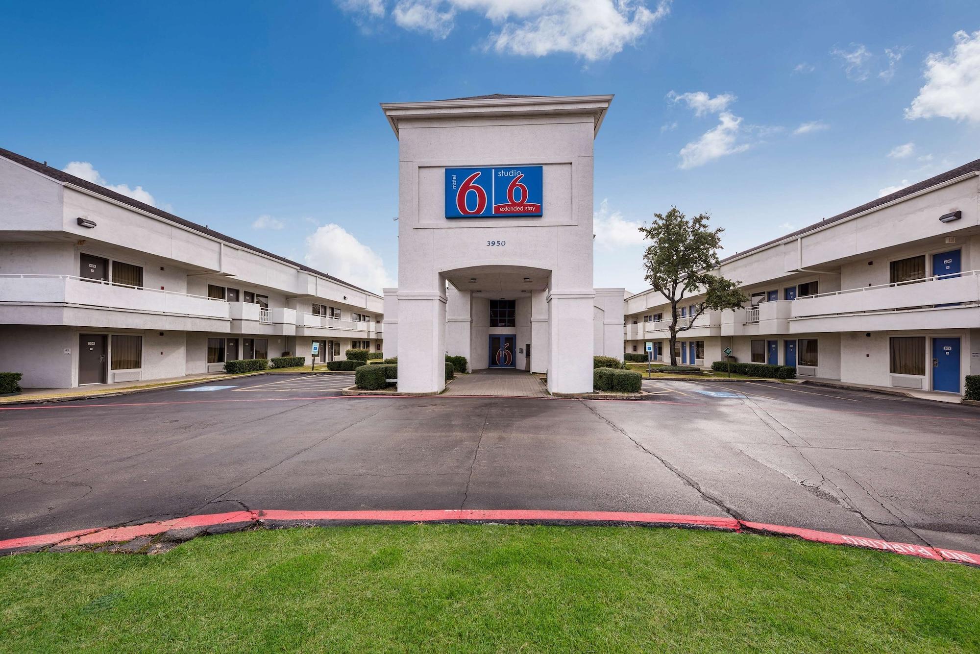 Vista Exterior Motel 6 Irving, TX - Irving DFW Airport East