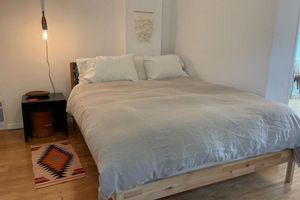 Alojamiento - Quiet Hillside Plant+Art filled home. PANORAMIC VIEWS! PRIVATE large BACKYARD