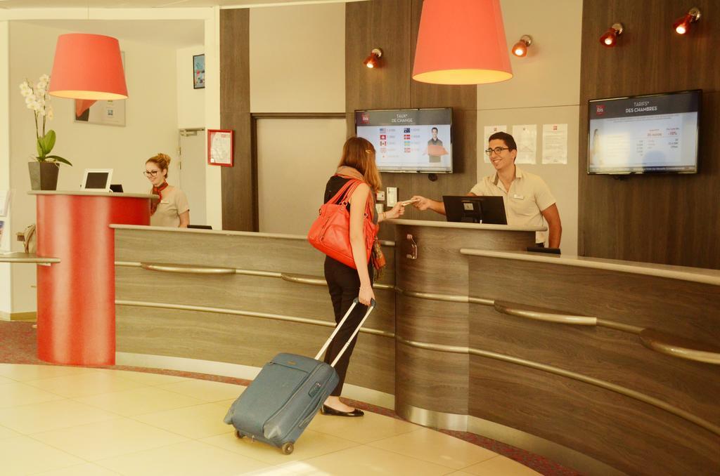 Vista Lobby Ibis Marseille Centre Euromed