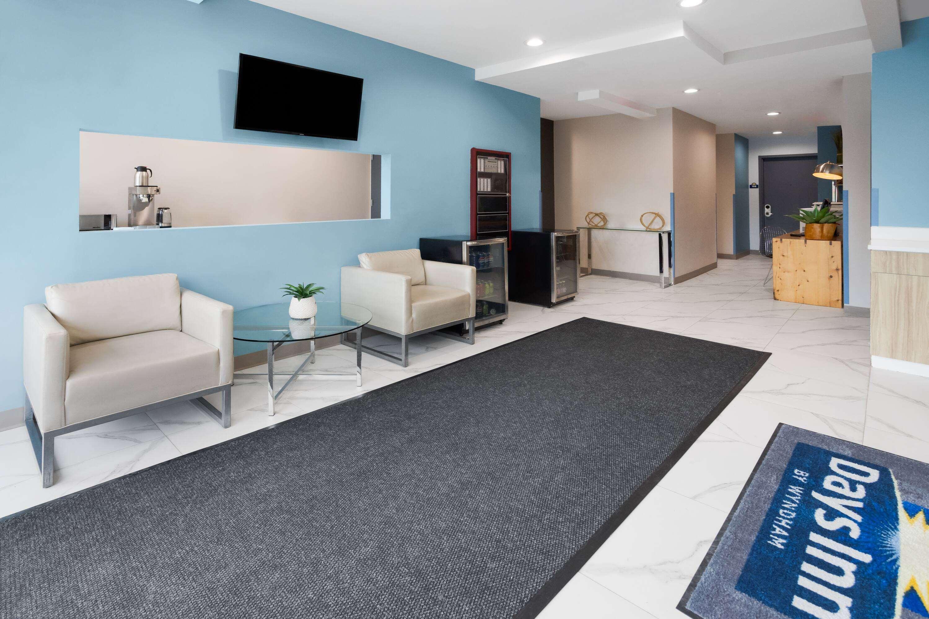 Vista Lobby Days Inn By Wyndham Staten Island