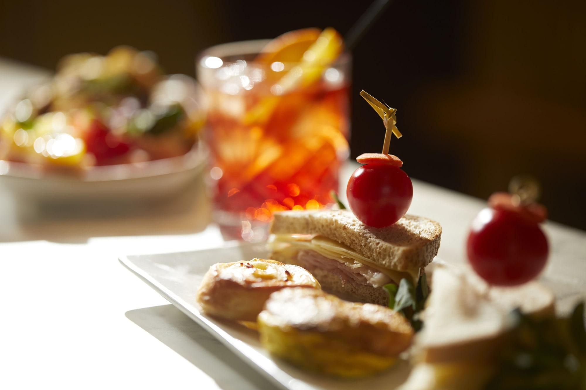 Bar/Salón NEO Hotel