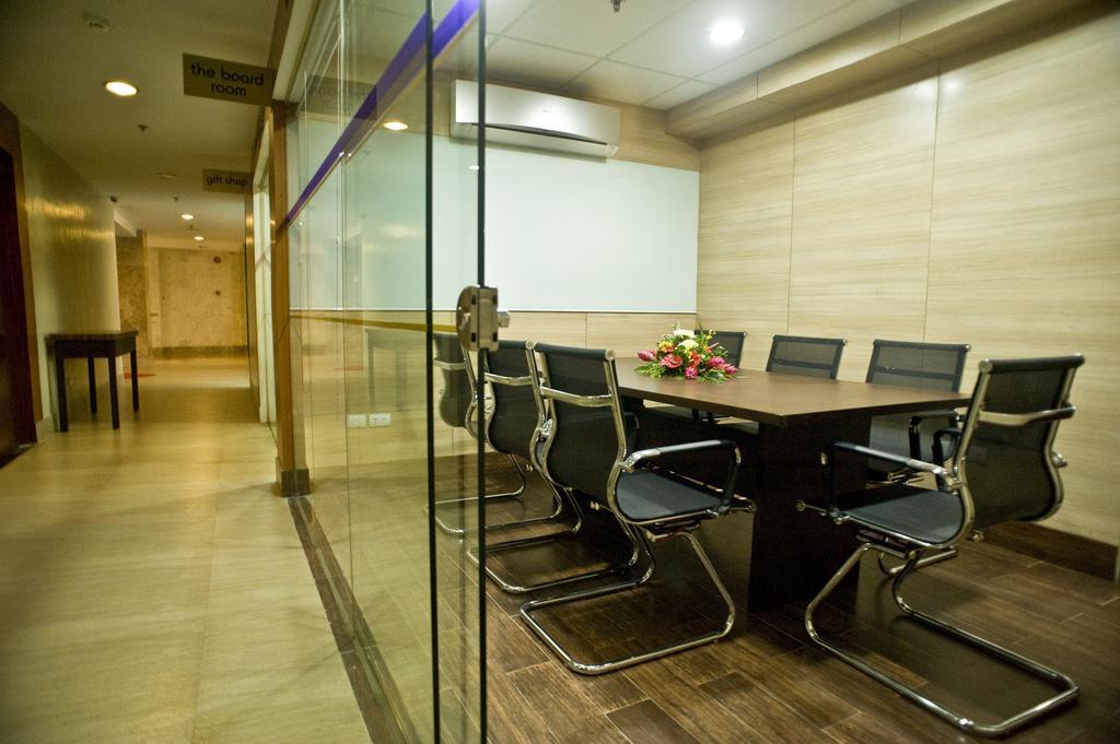 Centro de Negocios Goldberry Suites and Hotel Mactan