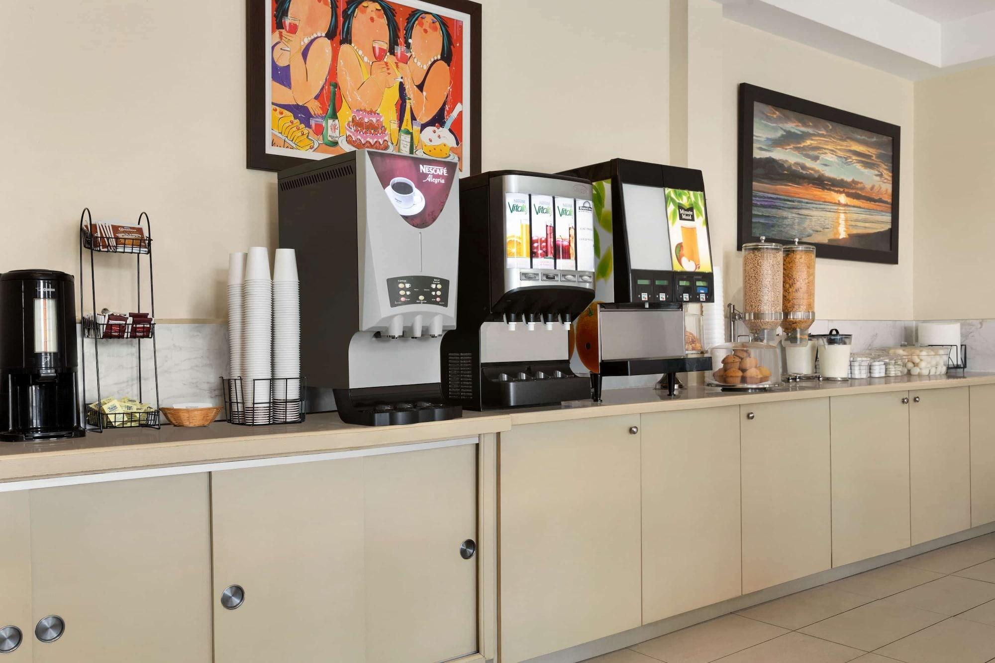 Restaurant Days Inn by Wyndham Montreal East