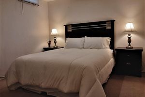 Alquiler Vacacional - Entire 2 Bedroom Basement with Kitchen & Laundry
