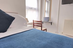 Alquiler Vacacional - PRIVATE ROOMs In TOWN CENTRE FREE PARKING WIFI AND PATIO WITH AA STAY LTD