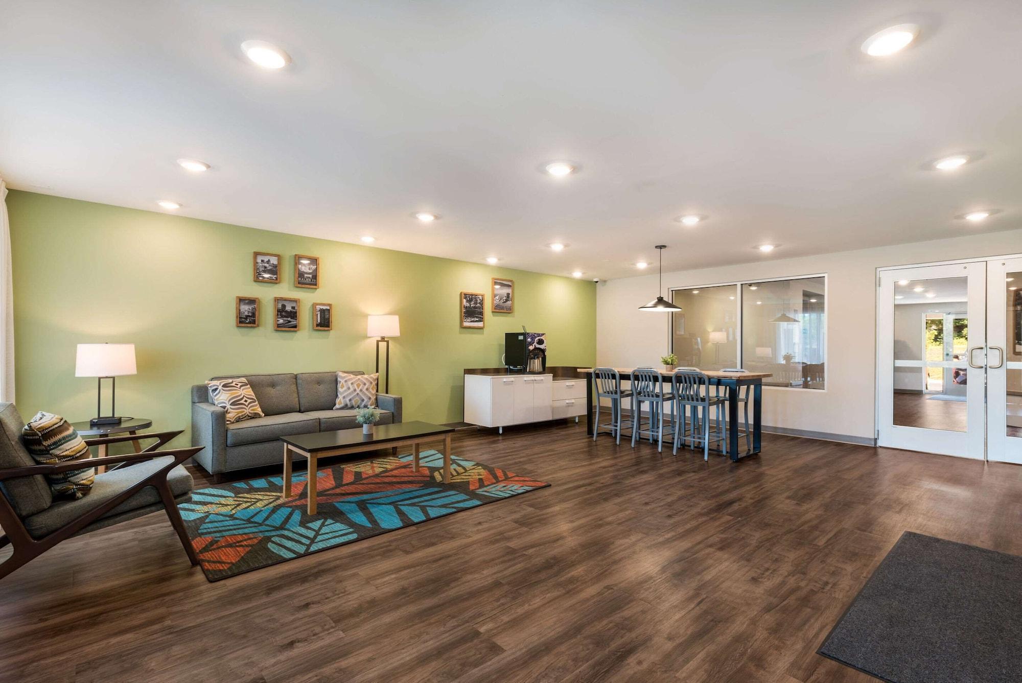 Vista Lobby WoodSpring Suites Greensboro - High Point North