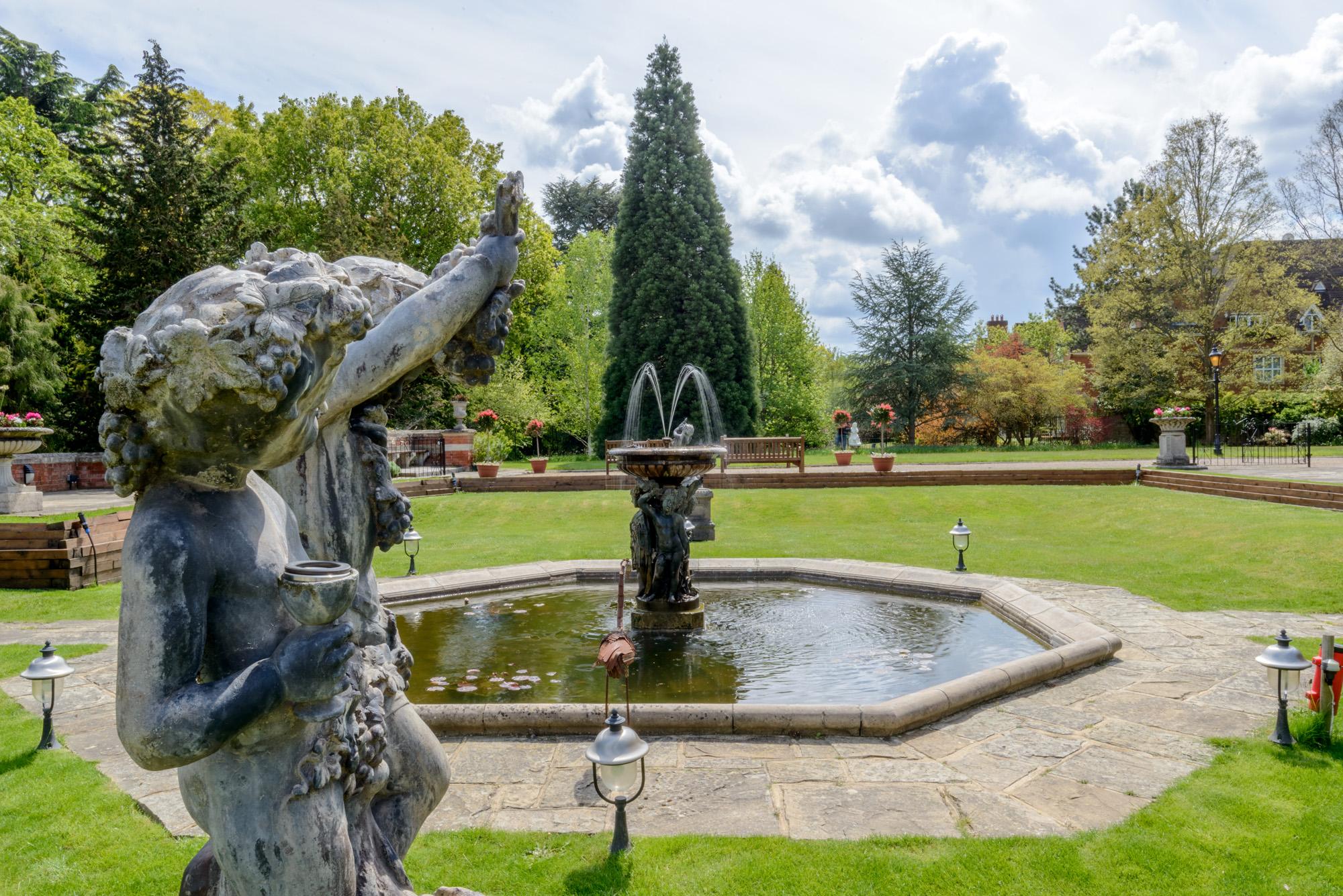 Varios Warren House Hotel