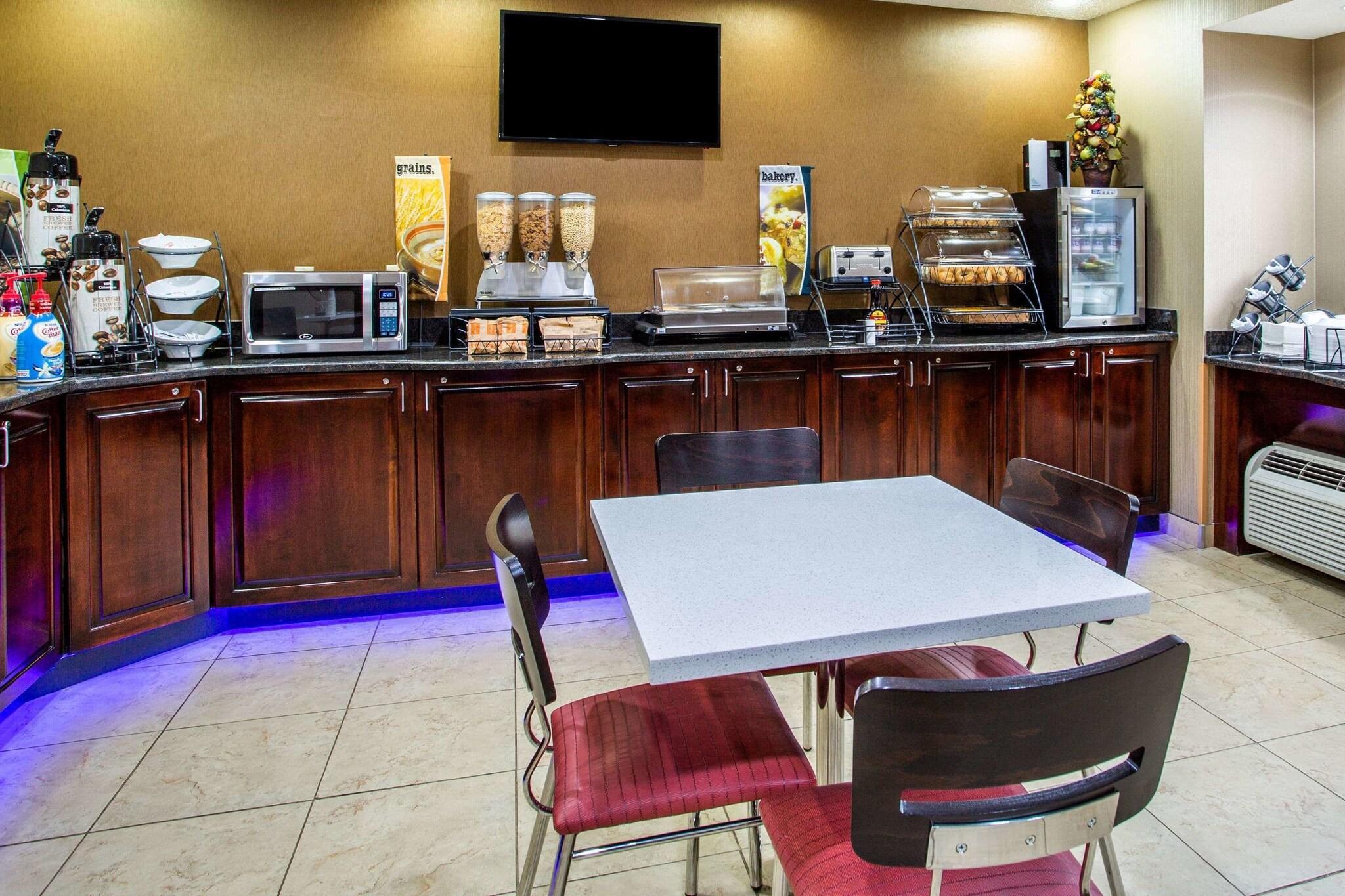 Restaurant Microtel Inn & Suites by Wyndham Charleston WV