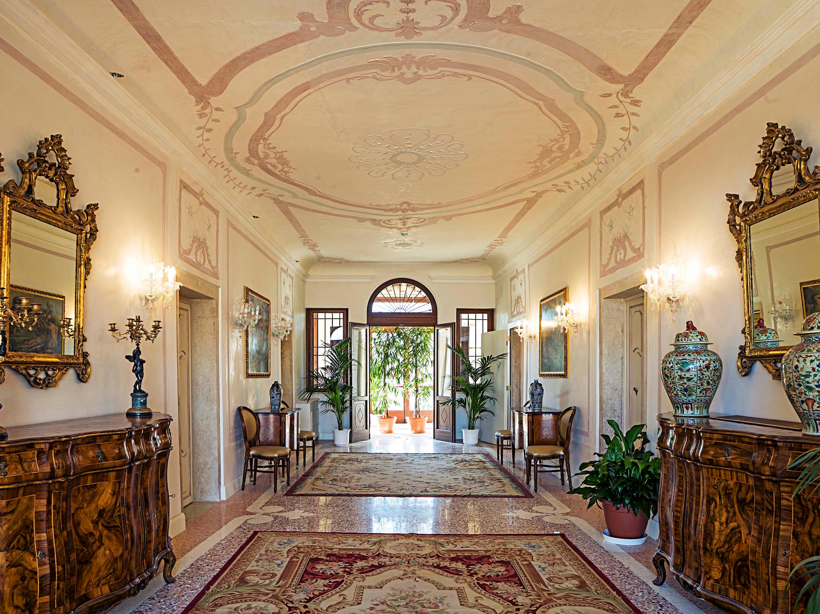 Vista Lobby Hotel Villa Barbarich