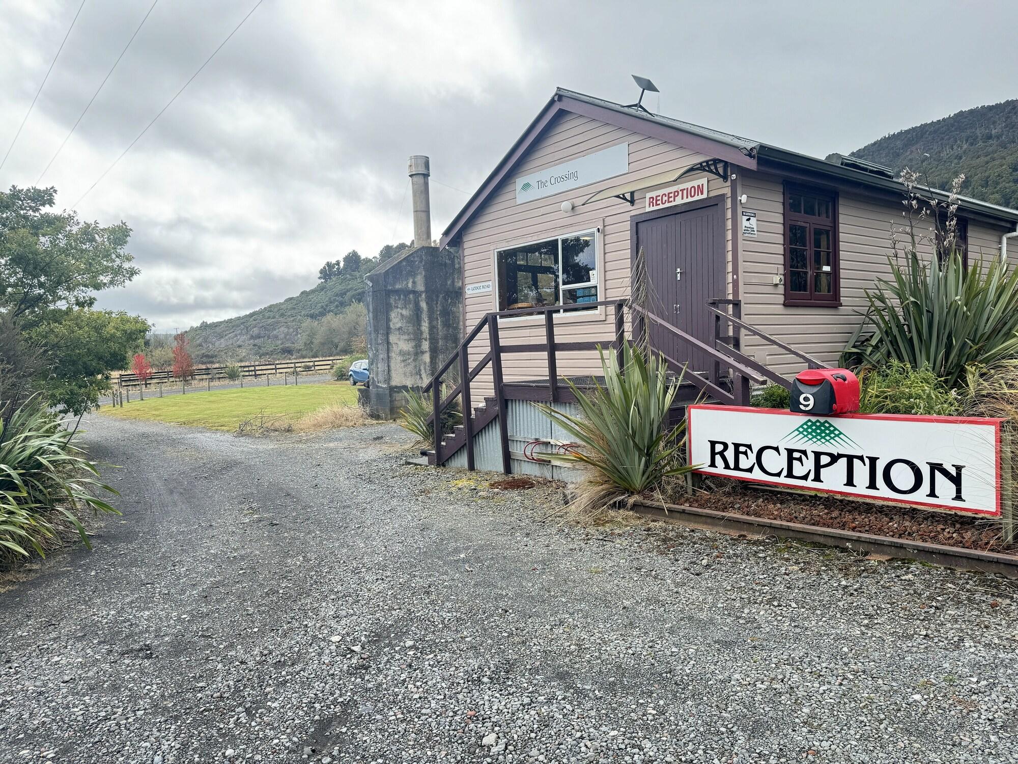 Vista Exterior The Crossing Lodge and Backpackers