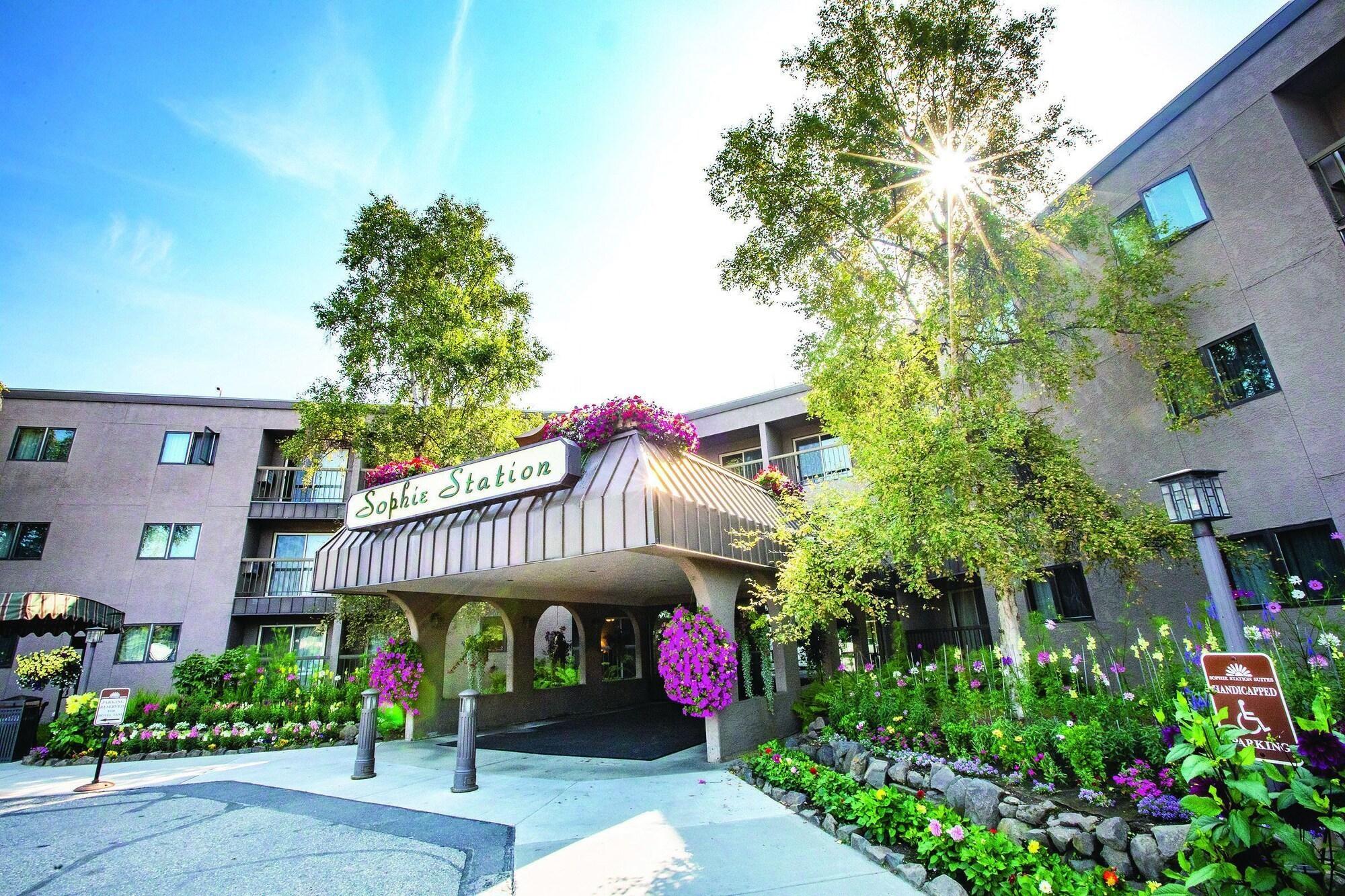 Vista Exterior Sophie Station Suites