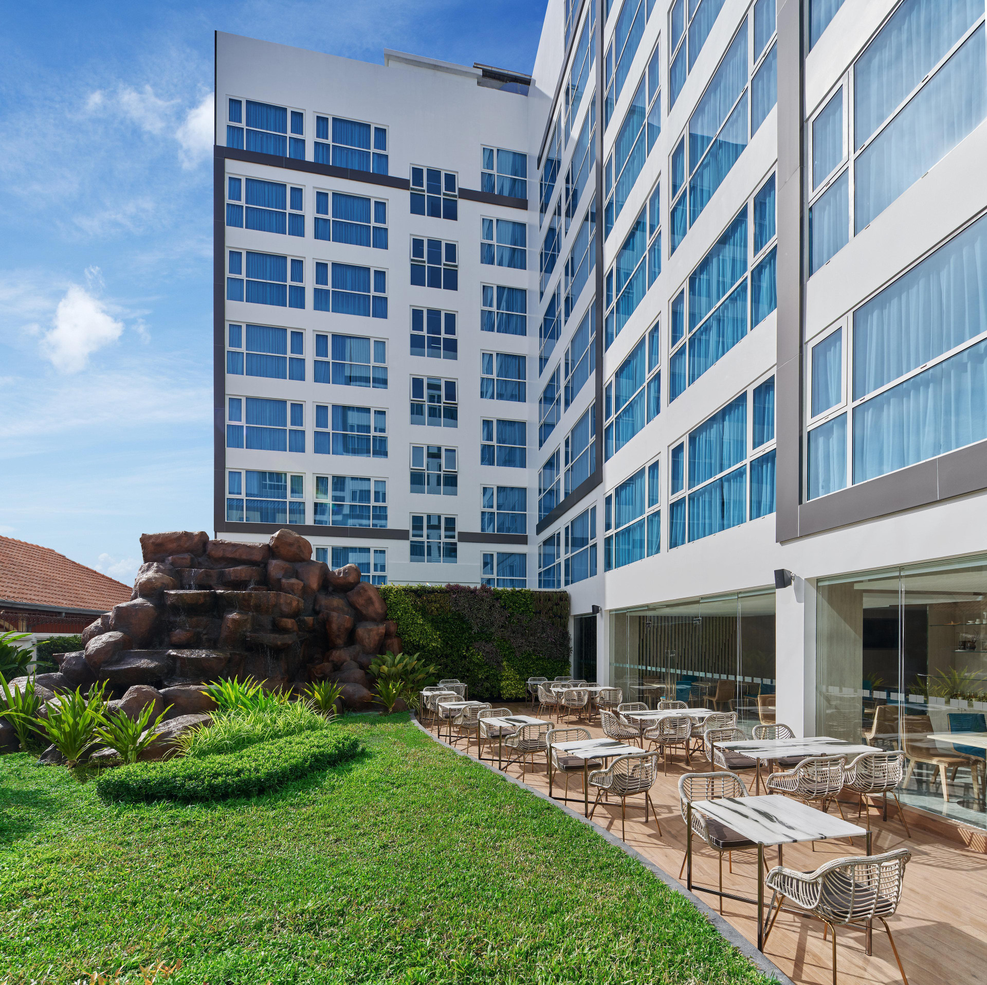 Vista Exterior Holiday Inn Express Pattaya Central by IHG