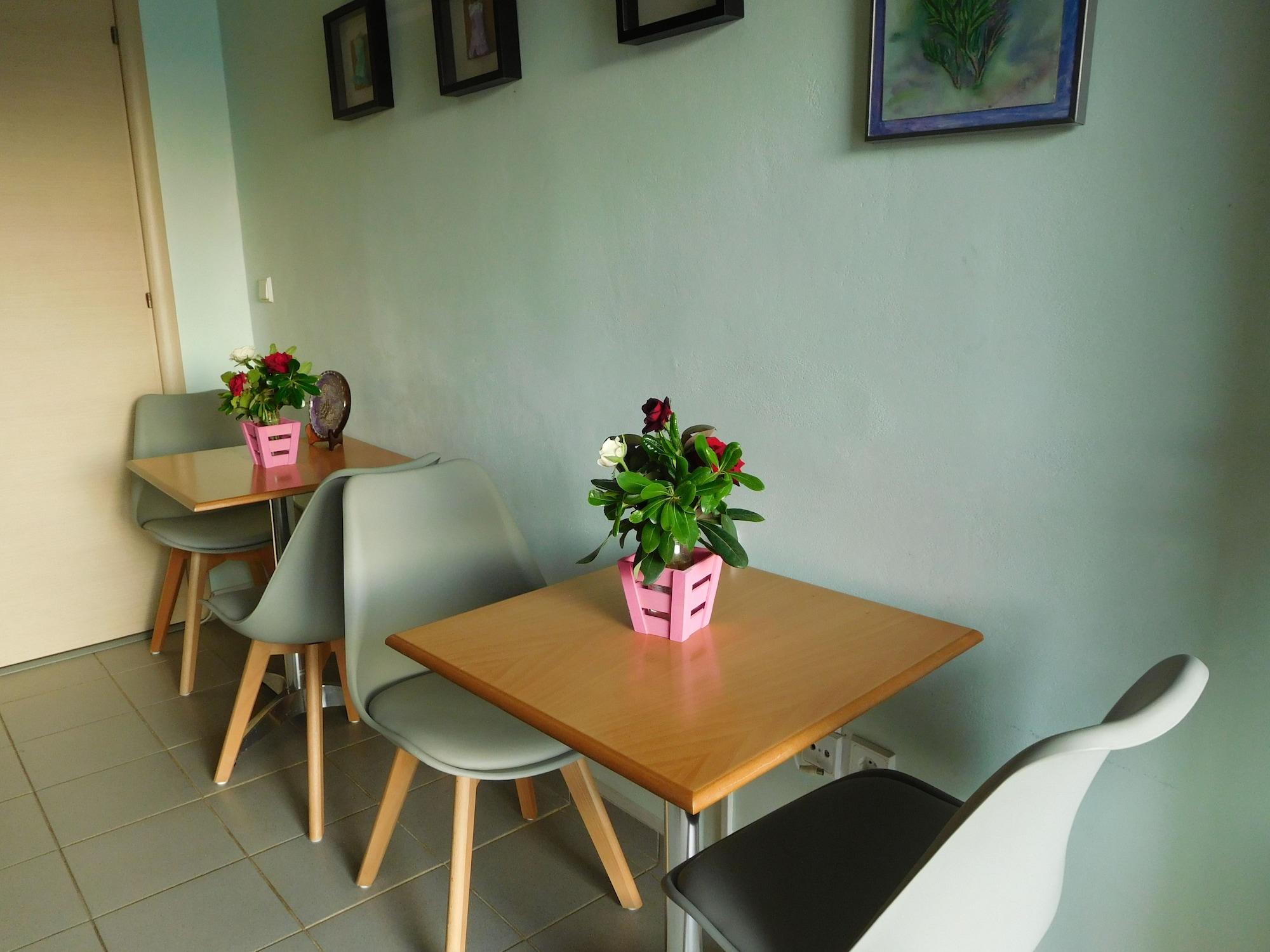 Vista Lobby Aeolis Apartments & Studios