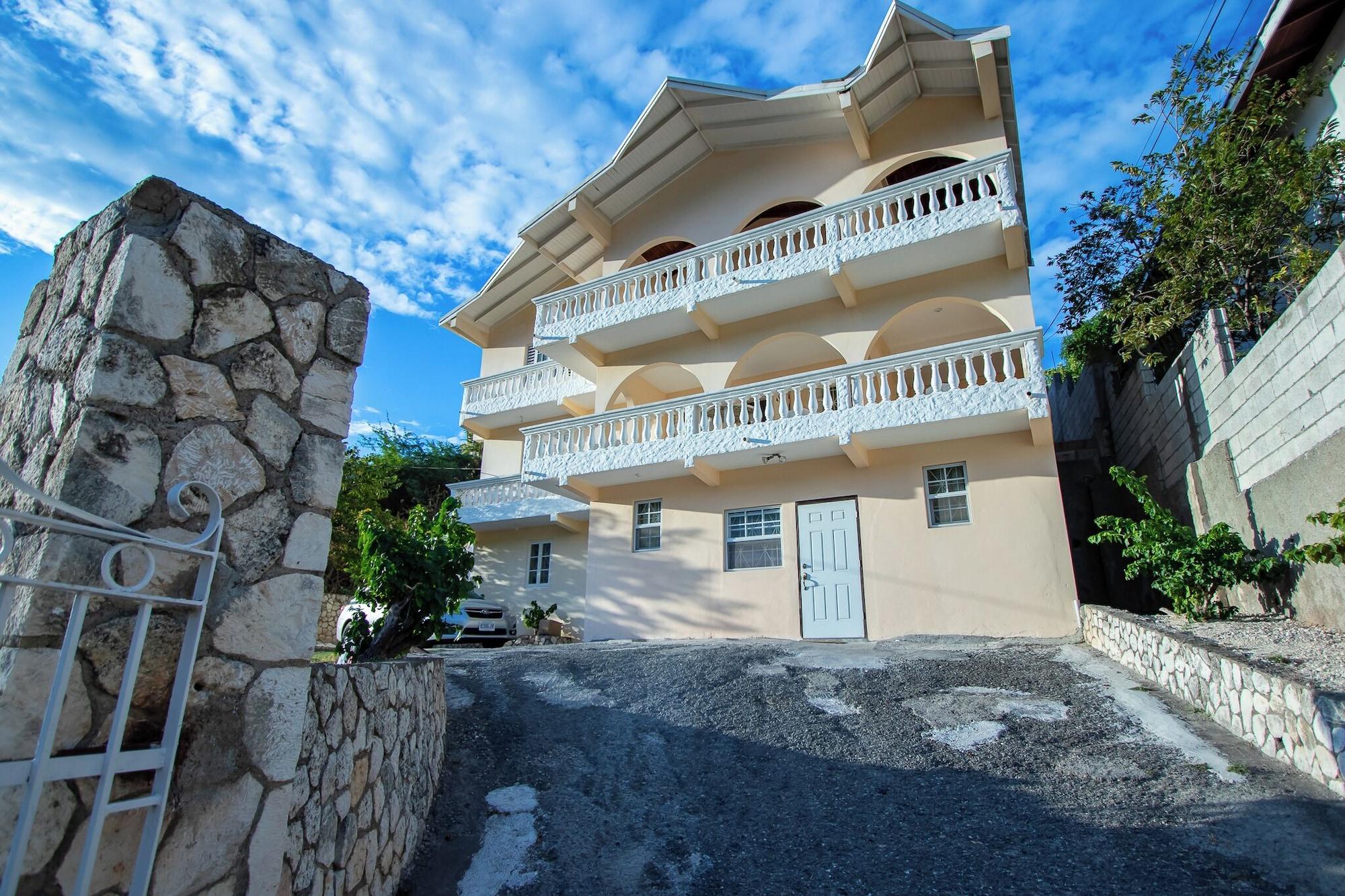 Vista Exterior 876 JA Oasis by Kingston Airport