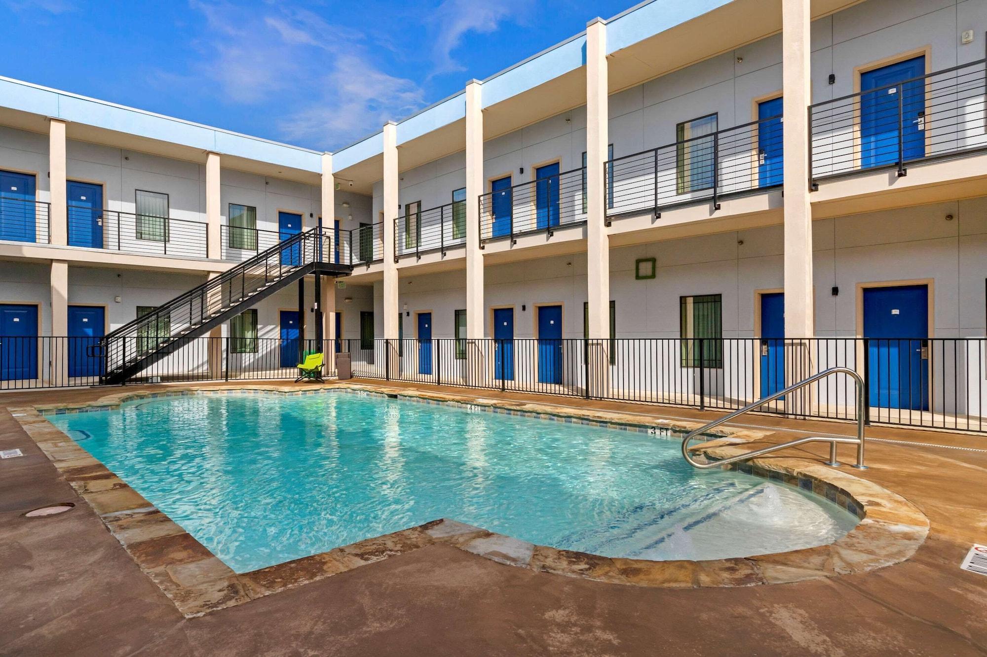 Vista Piscina Quality Inn & Suites