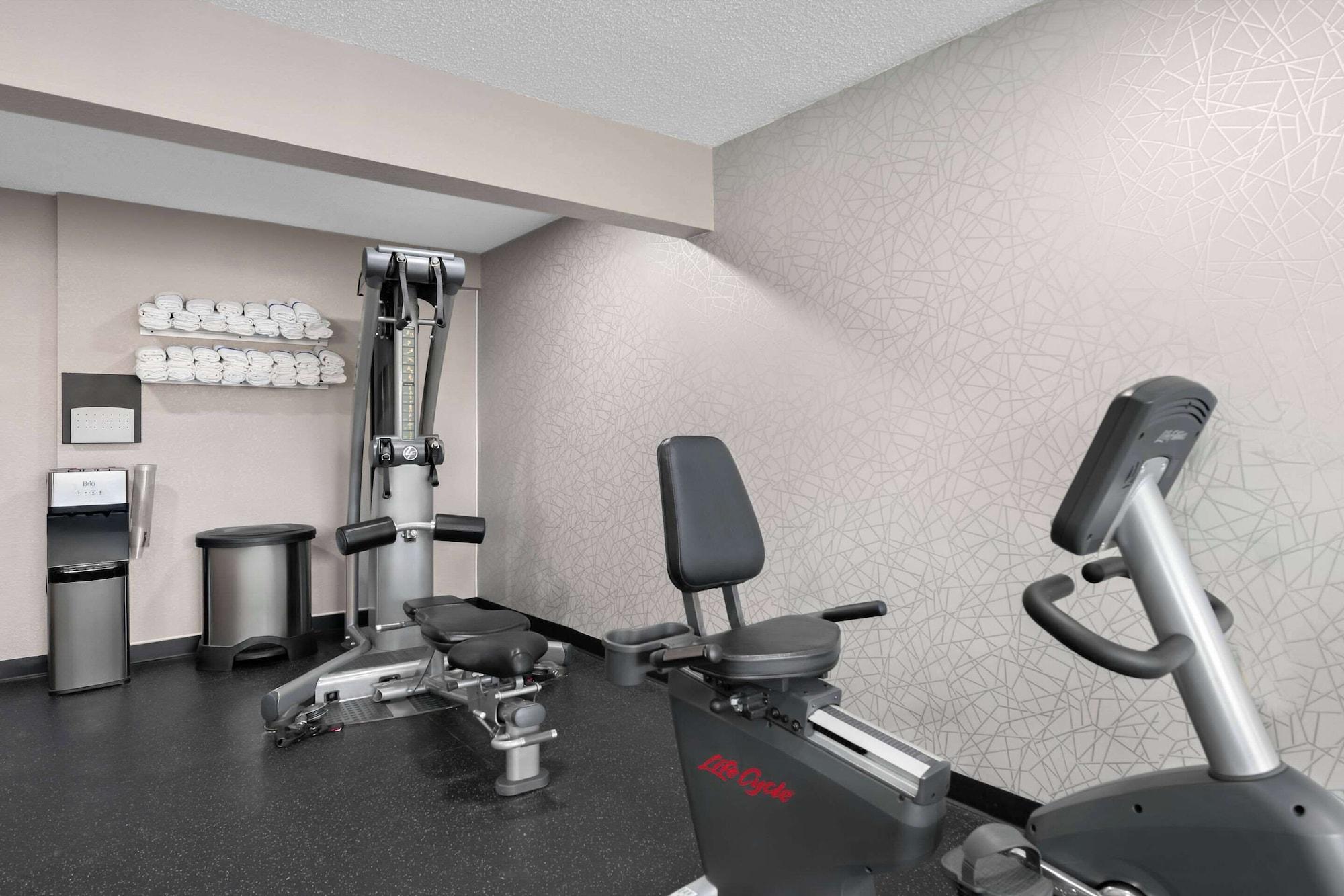 Gimnasio Country Inn & Suites by Radisson, Coon Rapids, MN