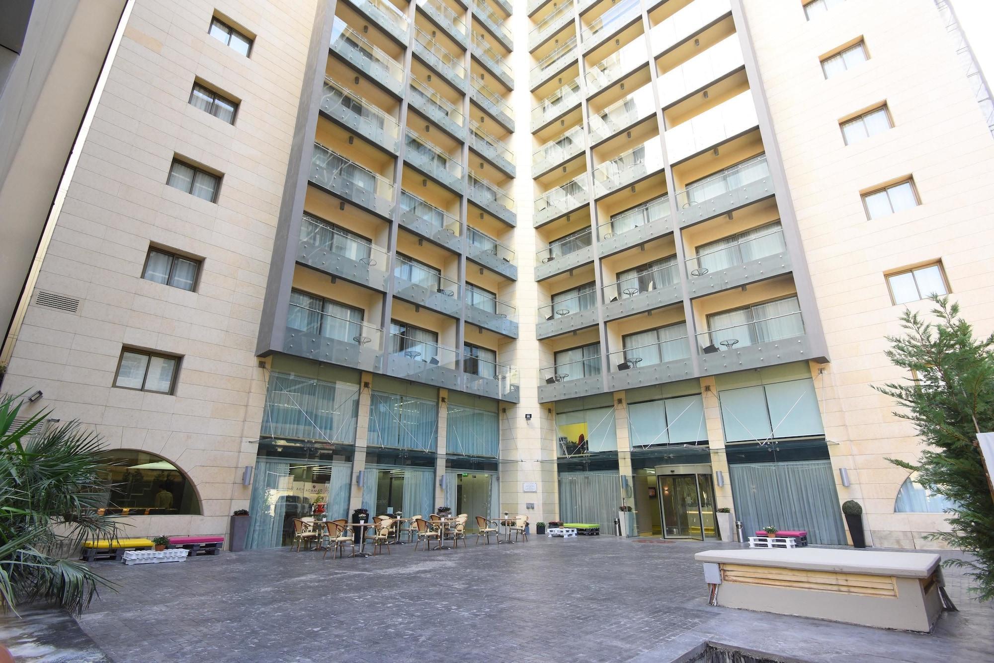 Vista Exterior Ramada by Wyndham Downtown Beirut