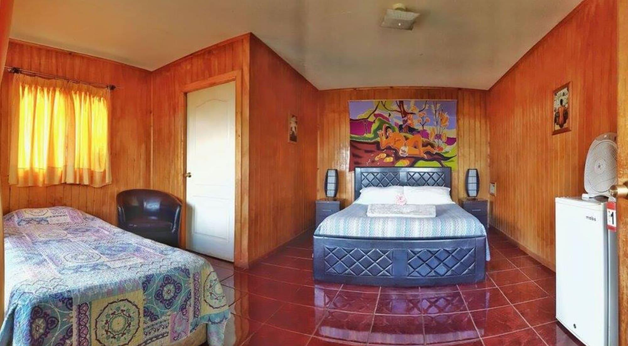 Varios Hostal Akapu