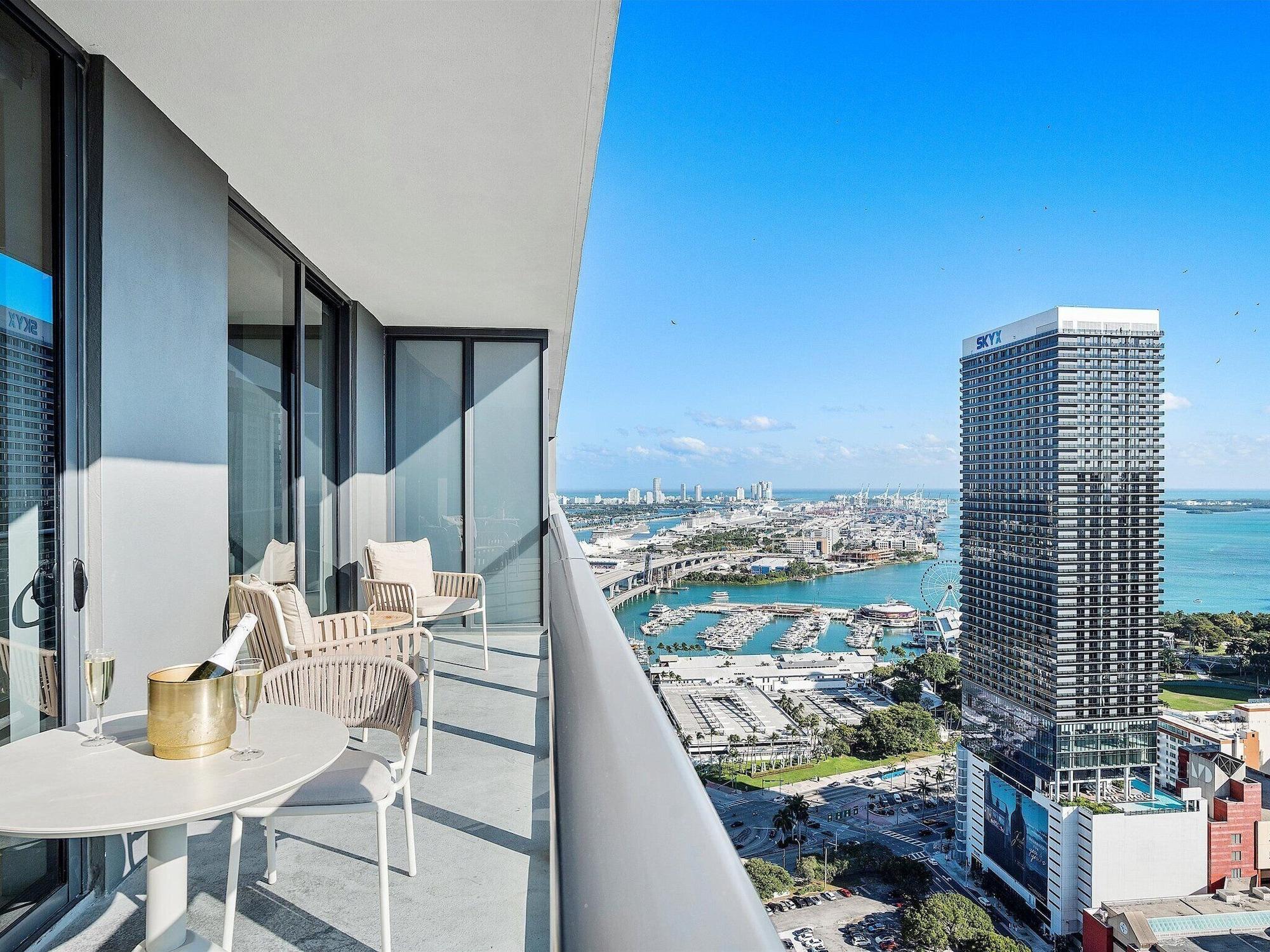 Vista Exterior Miami Vacation Rentals Downtown with Pool