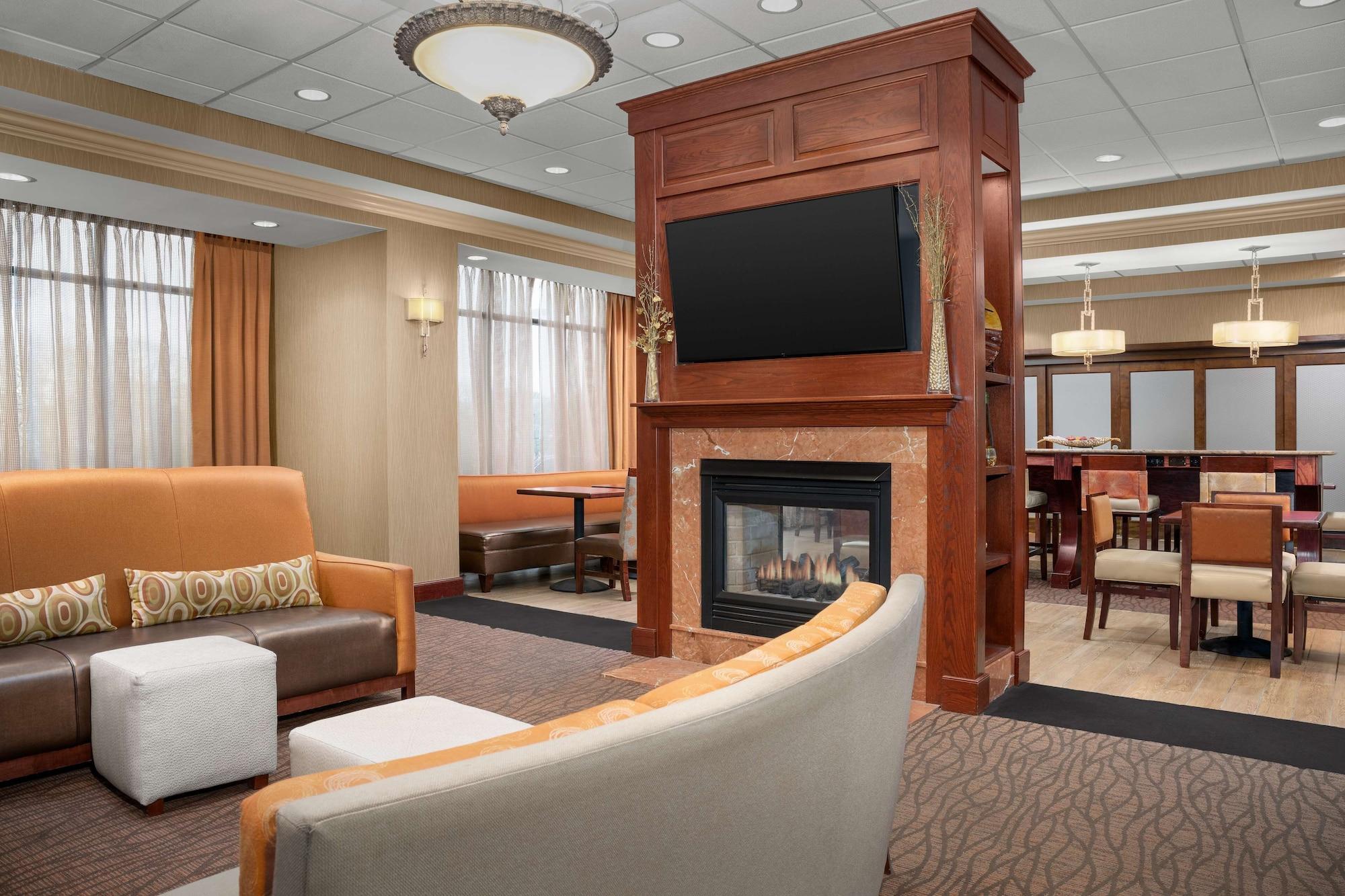 Vista Lobby Hampton Inn Easton