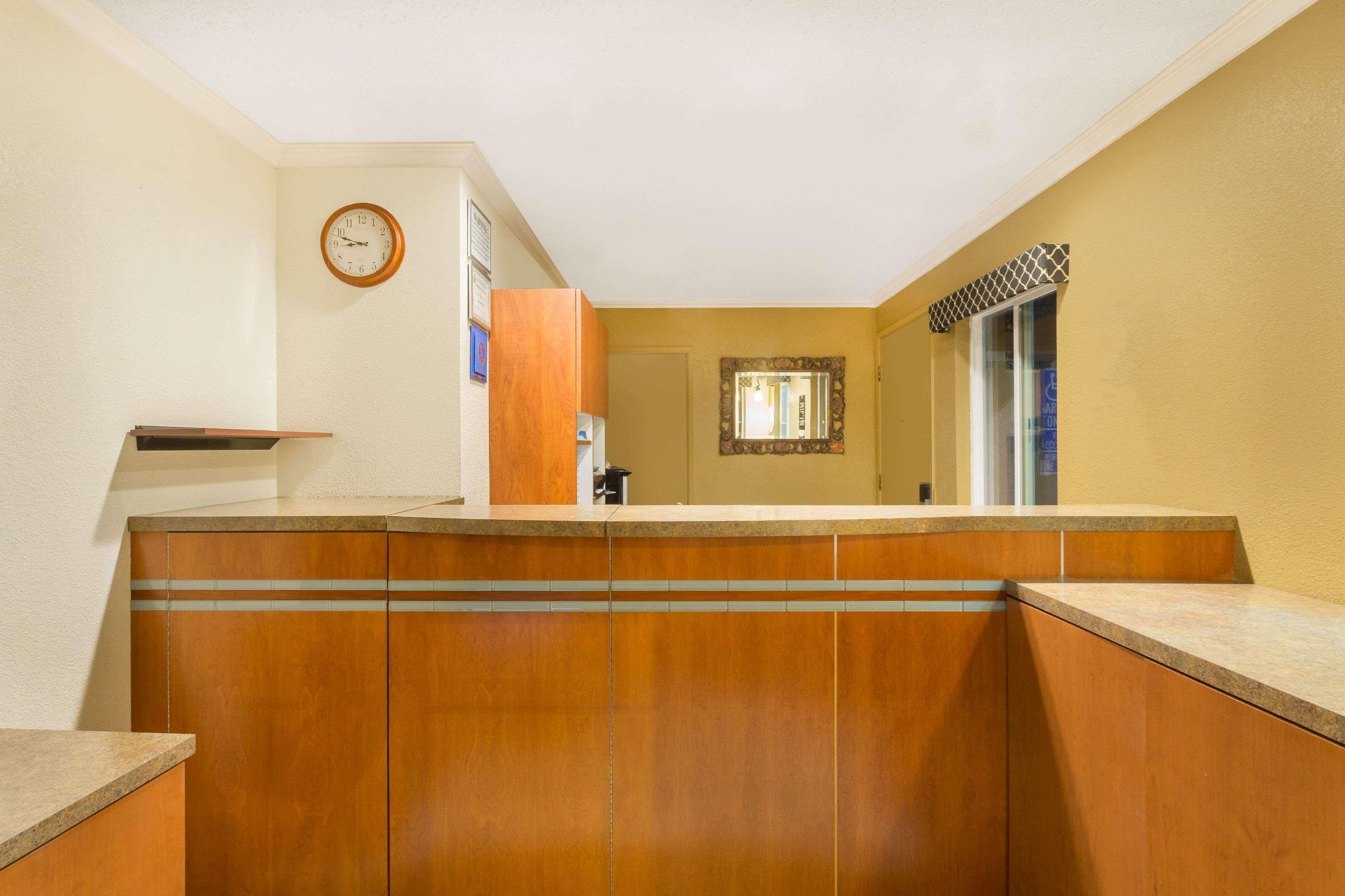 Vista Lobby Super 8 by Wyndham Martinez