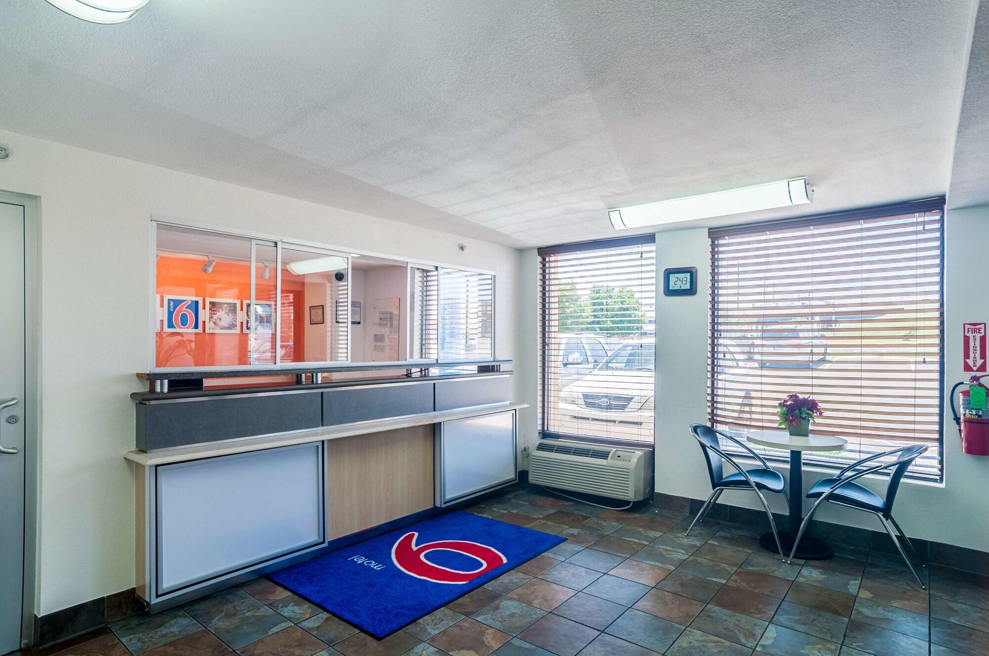Vista Lobby Motel 6 Oklahoma City, OK - South