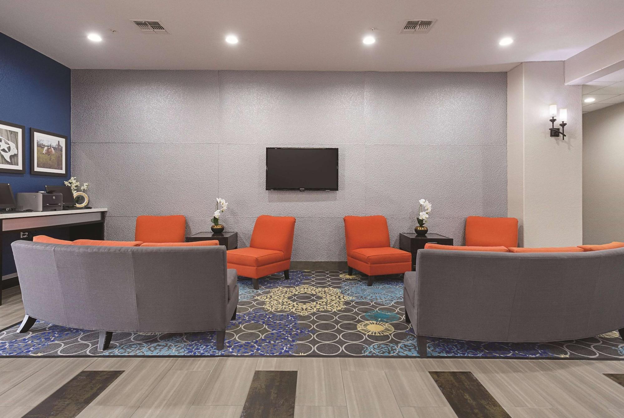 Vista Lobby La Quinta Inn & Suites by Wyndham San Antonio Northwest