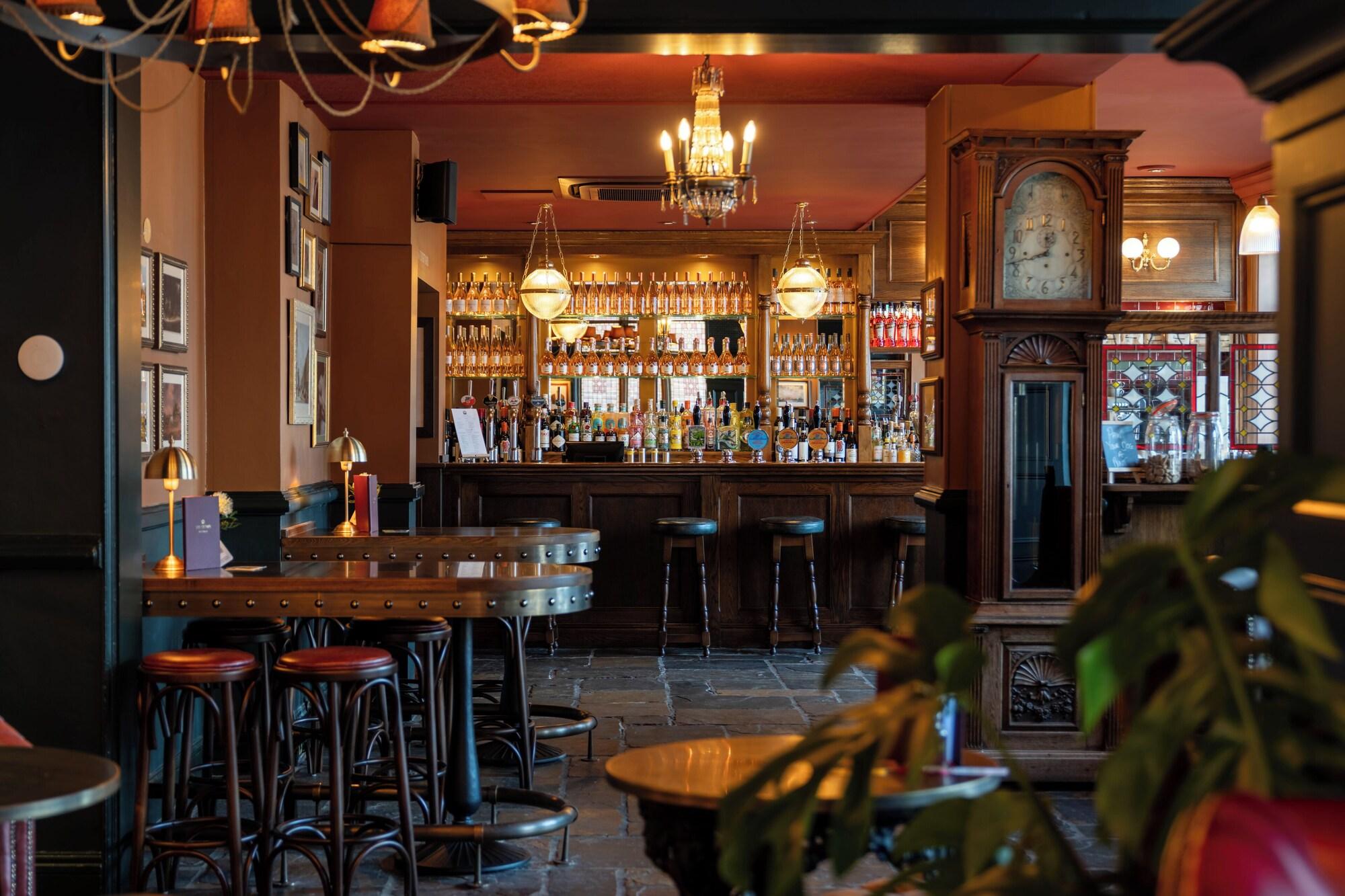 Bar/Salón Crown Hotel