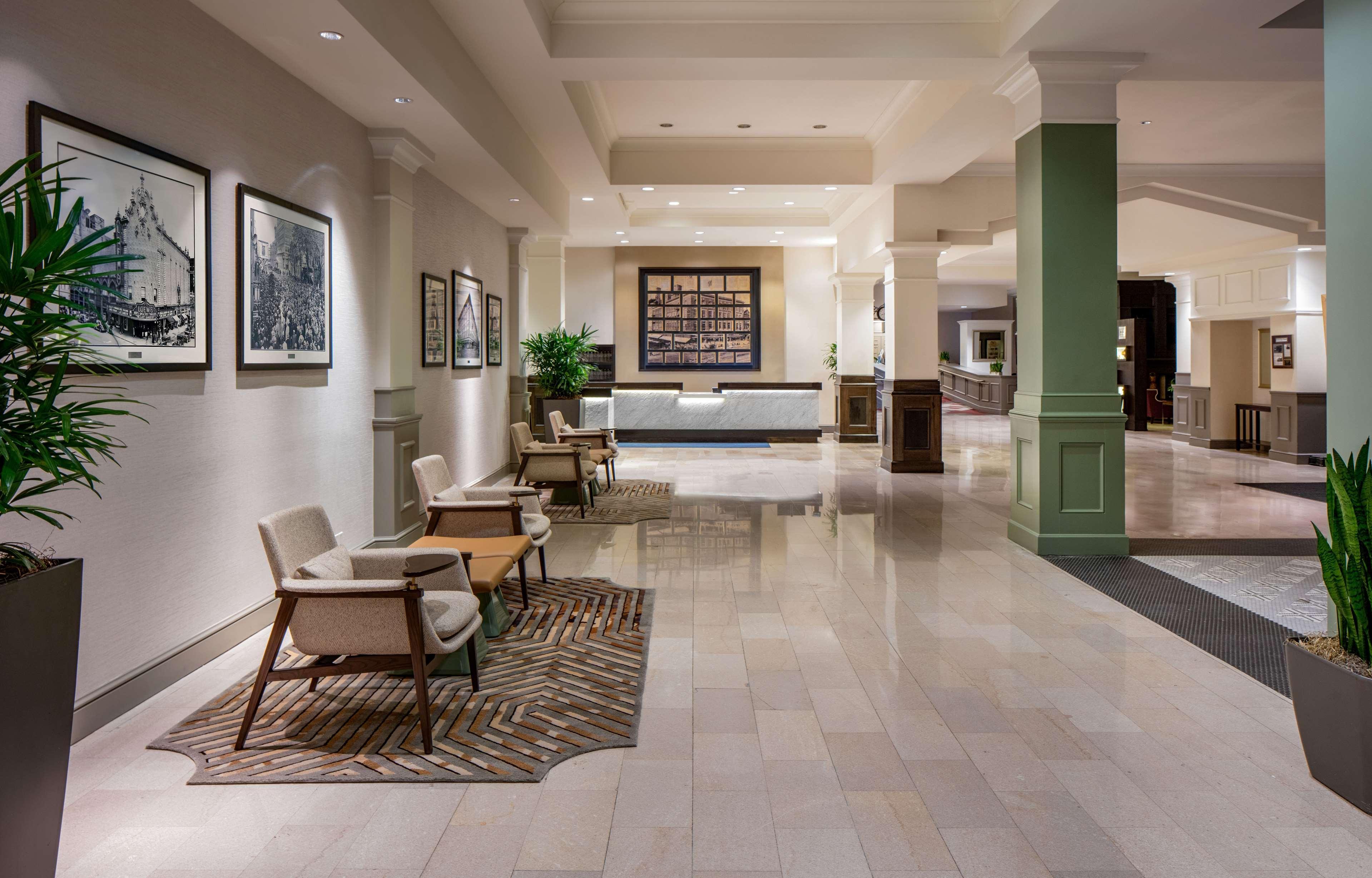 Vista Lobby Hilton Richmond Downtown