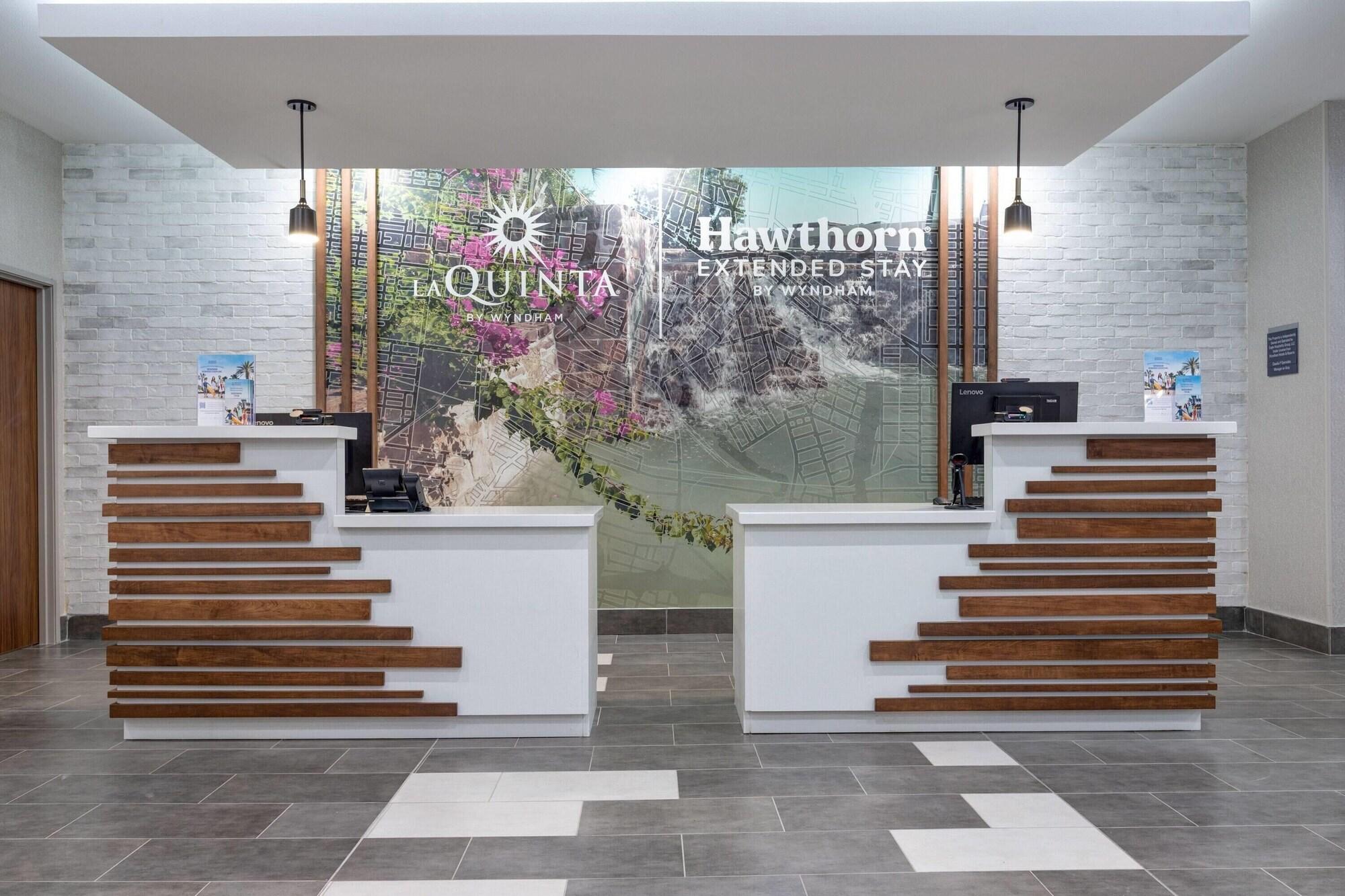 Vista Lobby La Quinta Inn & Suites by Wyndham Eagle Pass