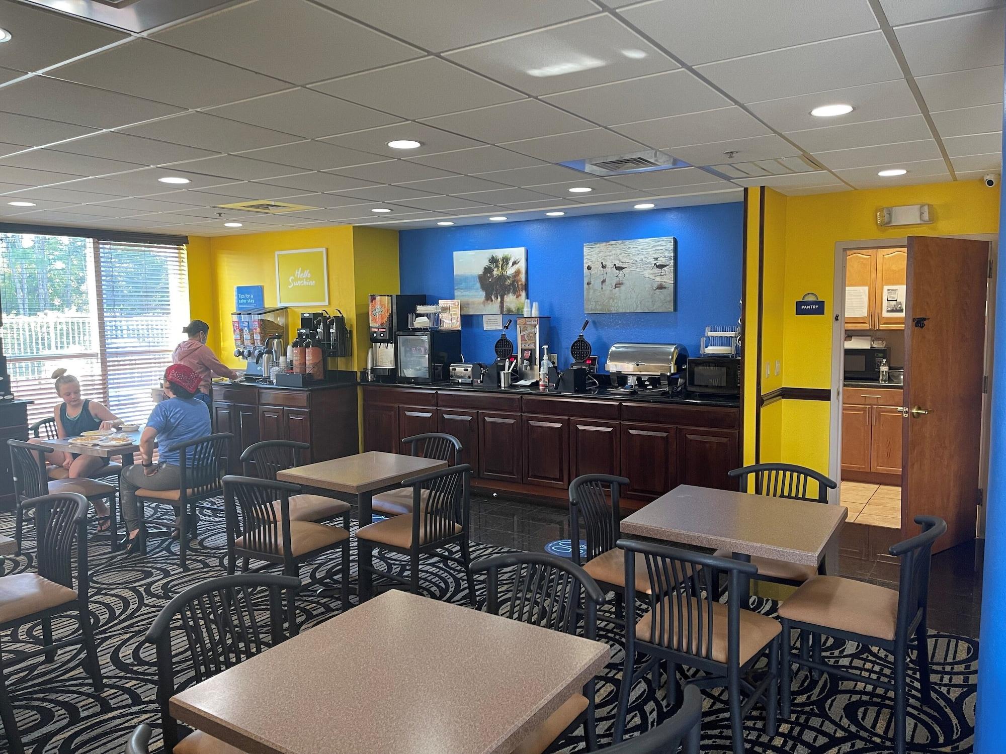 Restaurant Days Inn & Suites by Wyndham Fort Pierce I-95