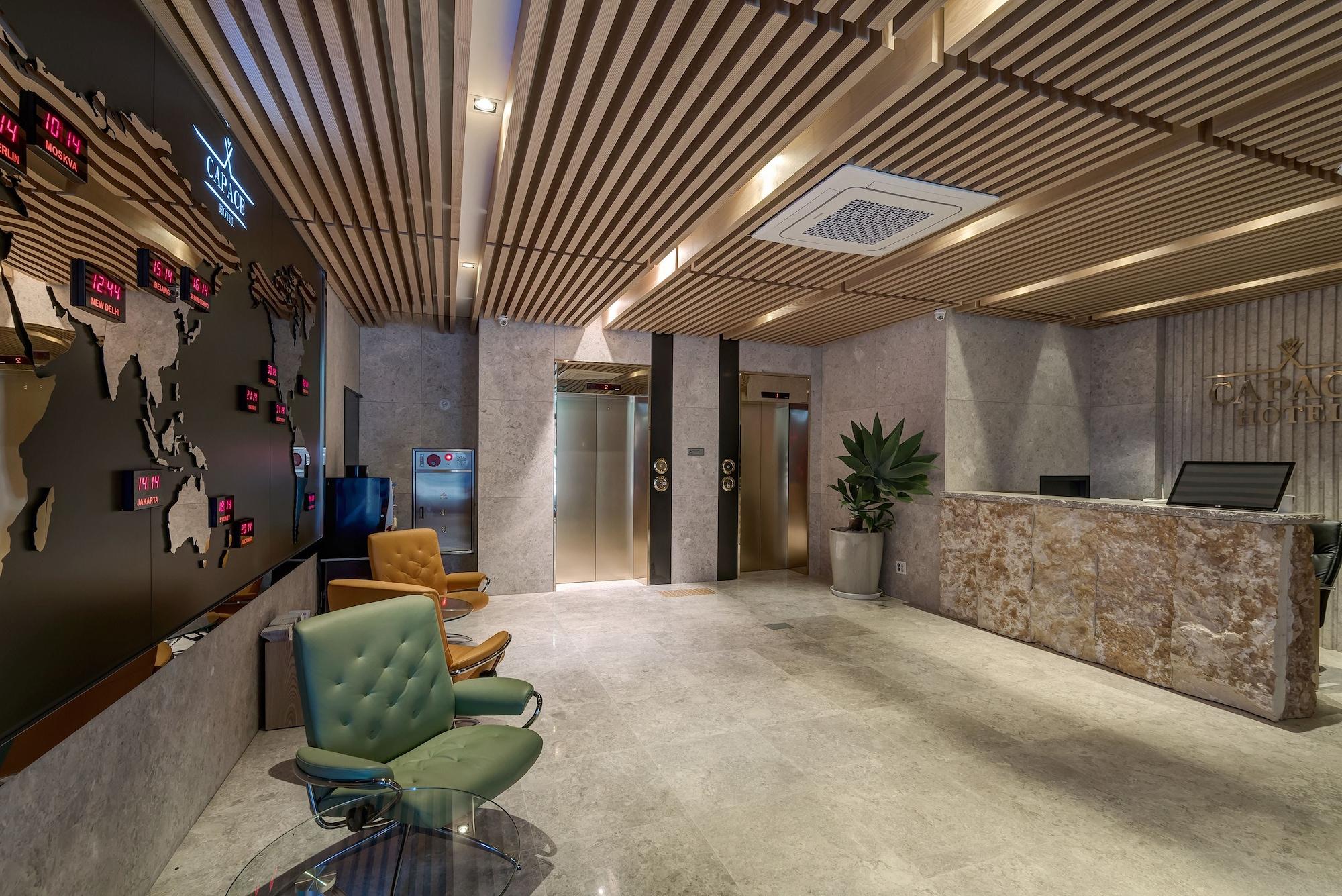 Vista Lobby Capace Hotel