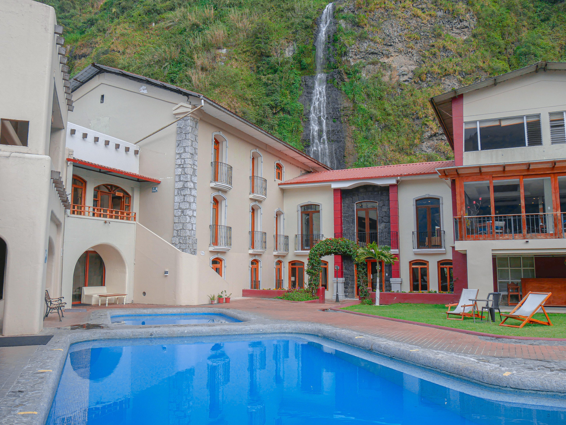 Vista Exterior Sangay Spa Hotel