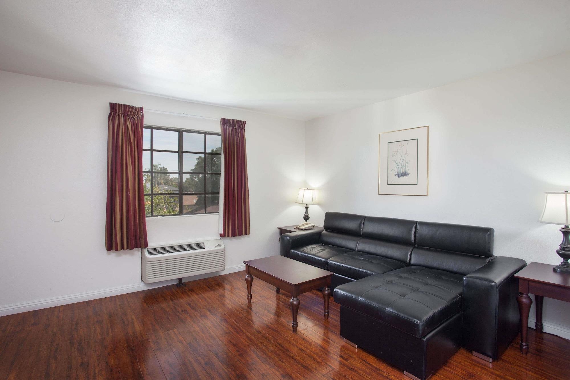 Comodidades del Alojamiento Days Inn by Wyndham Orange Anaheim