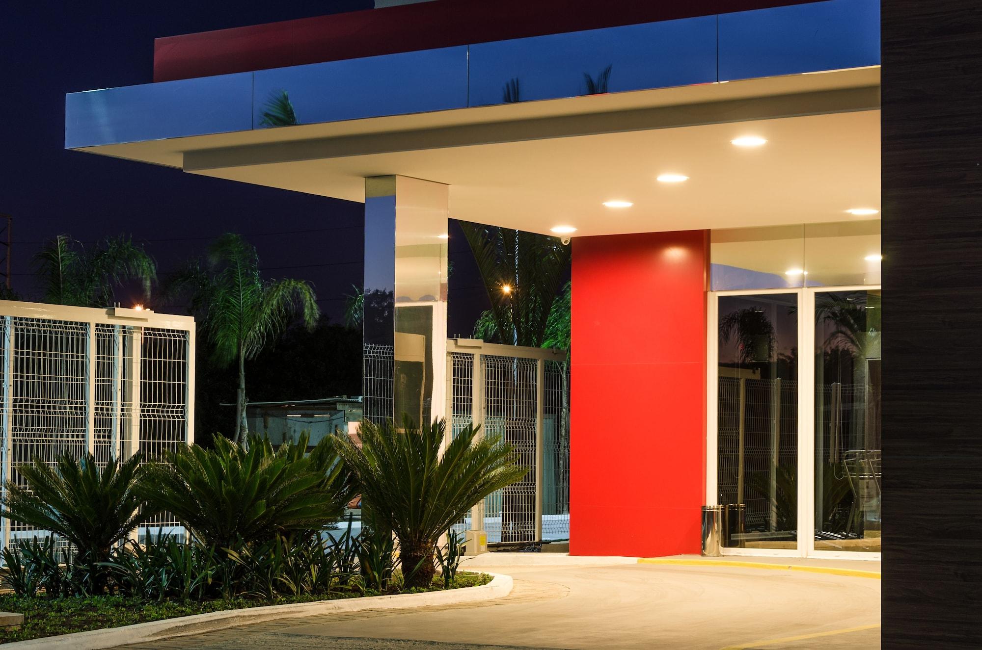 Vista Exterior ibis Porto Alegre Assis Brasil