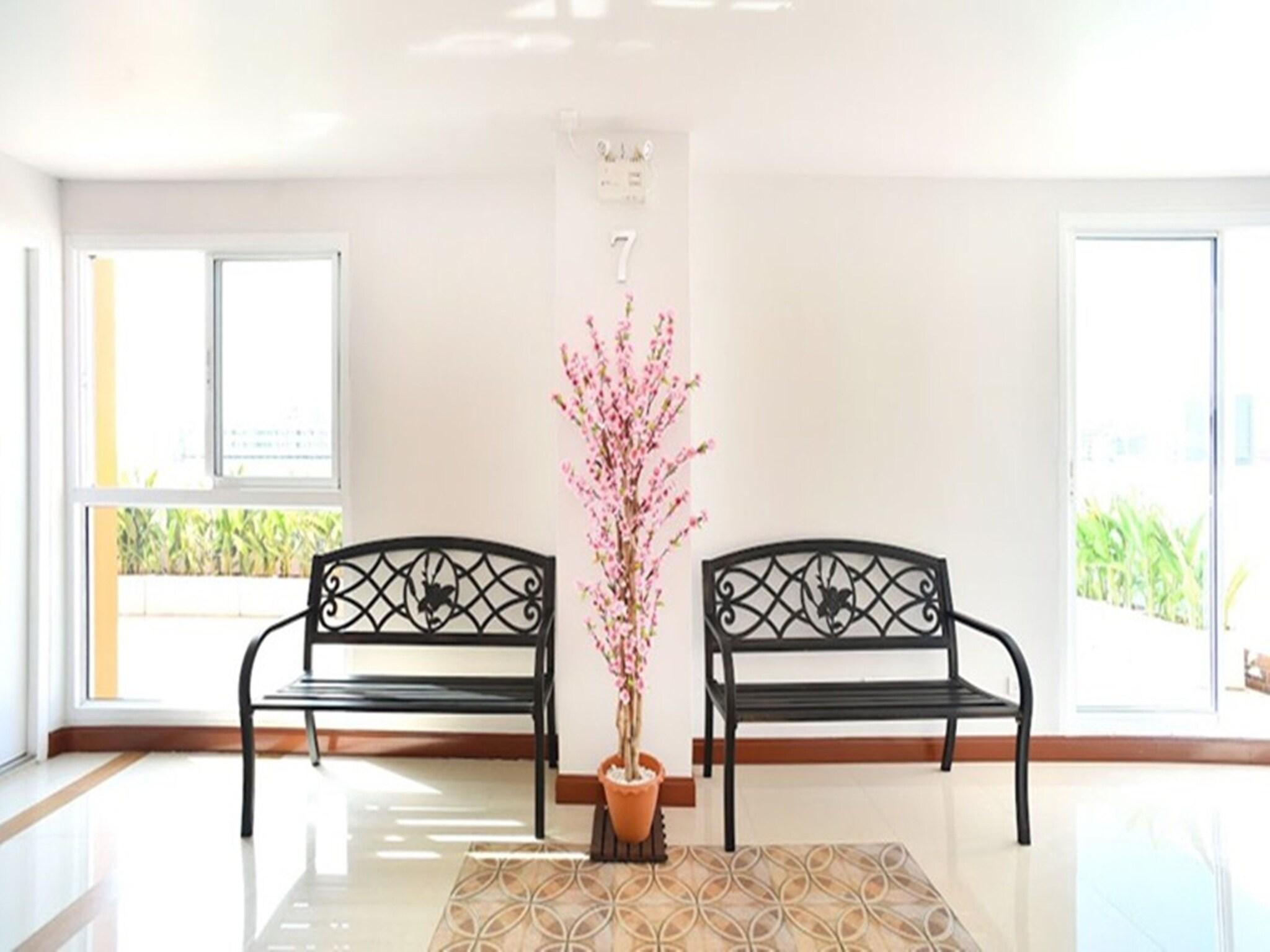 Vista Lobby Parvena Hotel