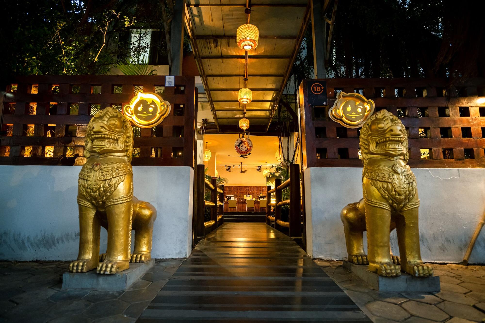 Vista Exterior Mad Monkey Phnom Penh - Hostel