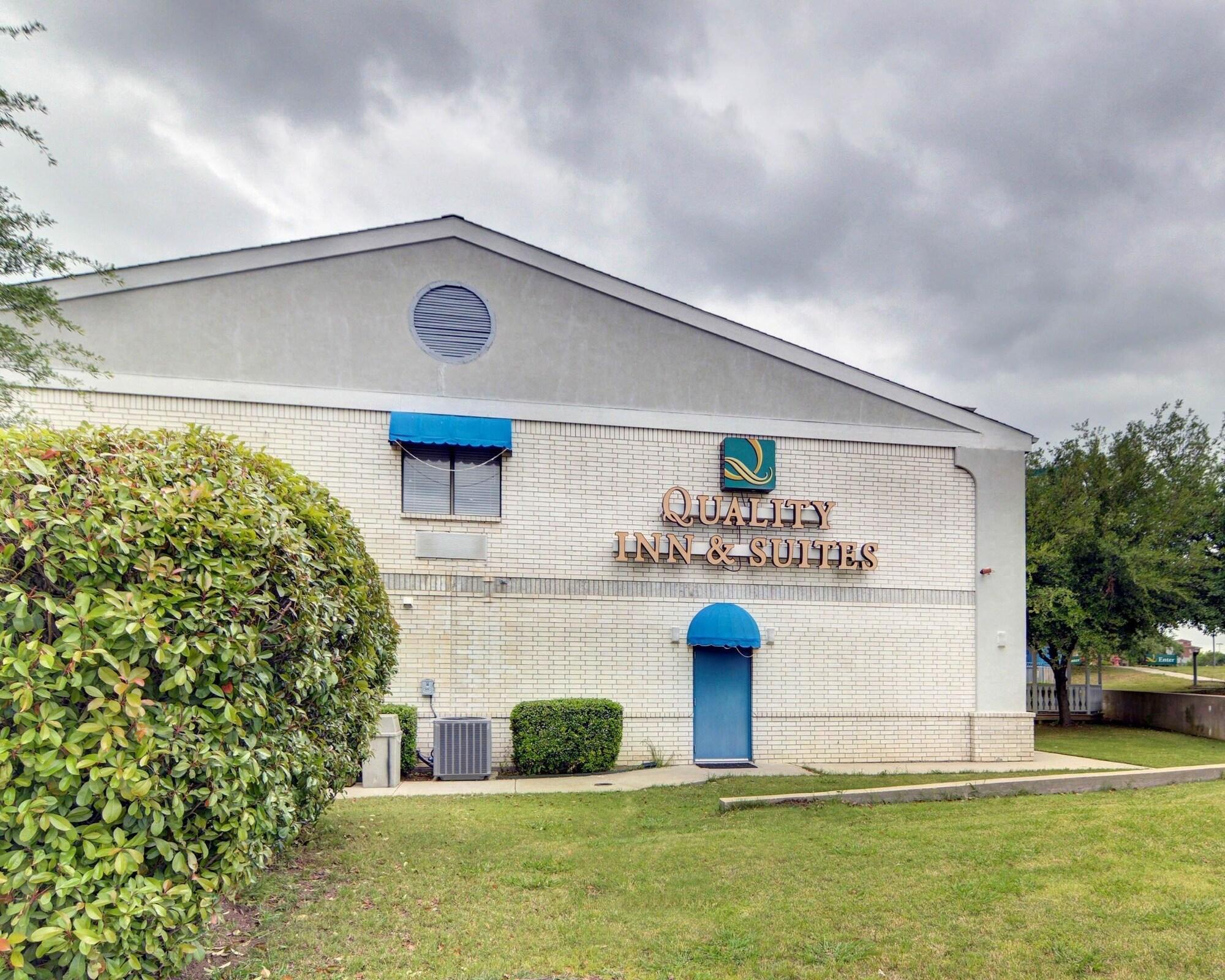 Vista Exterior Quality Inn & Suites Grand Prairie South